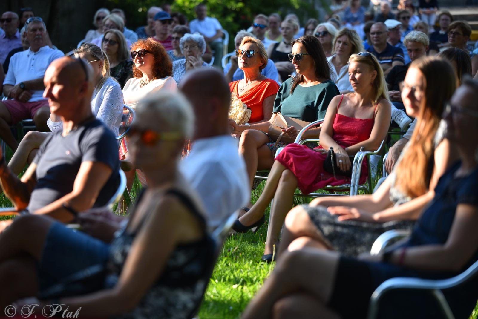 Zdjęcie w galerii na portalu naszraciborz.pl: Letnie granie w ogrodzie Strzechy. Za nami swingowy koncert Silesian Jazz Daughters wiadomości z regionu