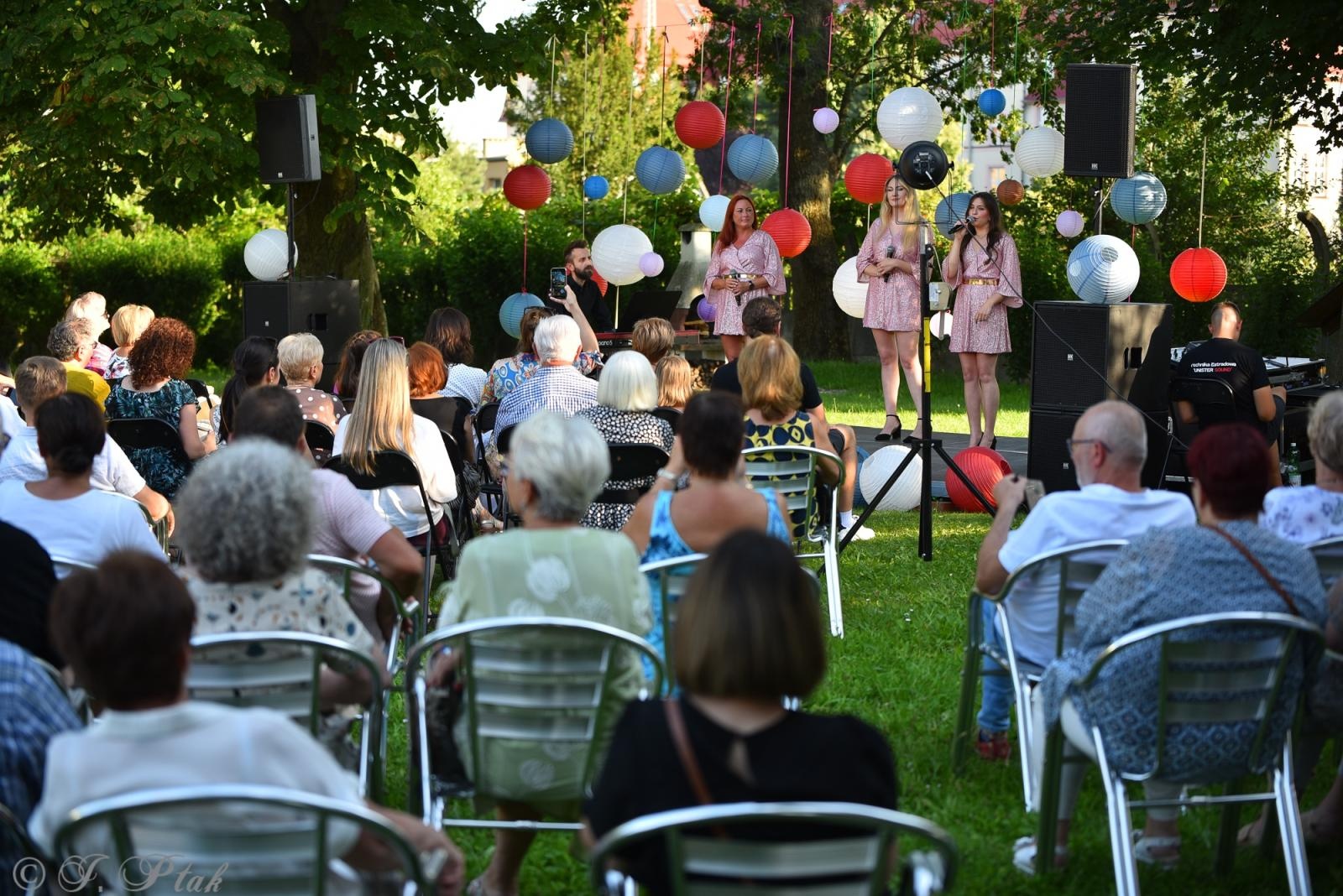 Zdjęcie w galerii na portalu naszraciborz.pl: Letnie granie w ogrodzie Strzechy. Za nami swingowy koncert Silesian Jazz Daughters wiadomości z regionu