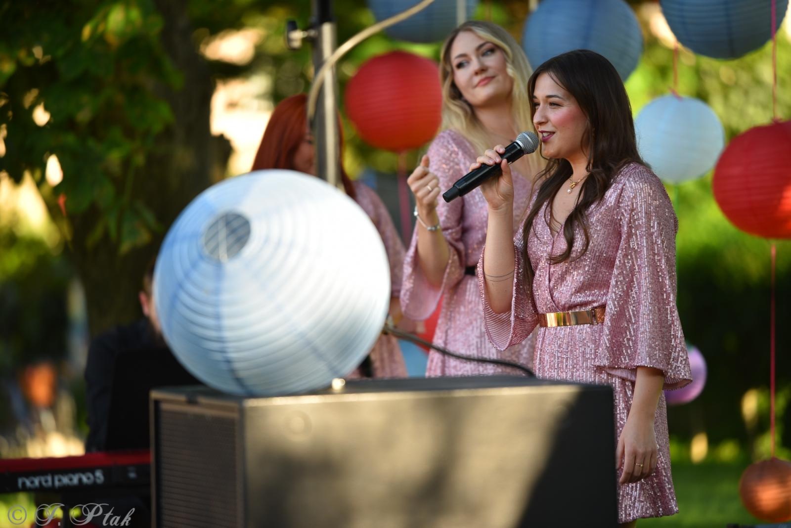 Zdjęcie w galerii na portalu naszraciborz.pl: Letnie granie w ogrodzie Strzechy. Za nami swingowy koncert Silesian Jazz Daughters wiadomości z regionu