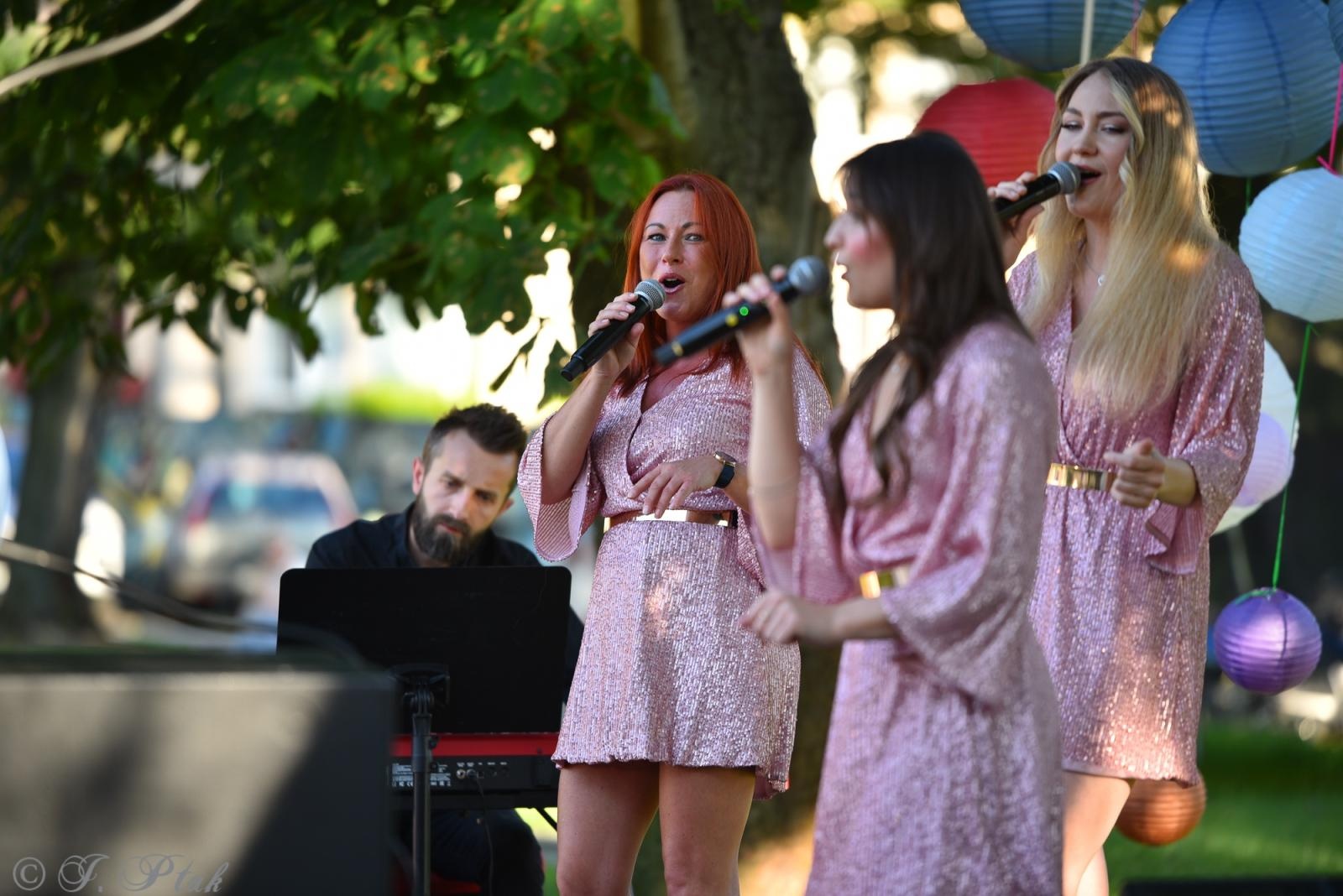 Zdjęcie w galerii na portalu naszraciborz.pl: Letnie granie w ogrodzie Strzechy. Za nami swingowy koncert Silesian Jazz Daughters wiadomości z regionu