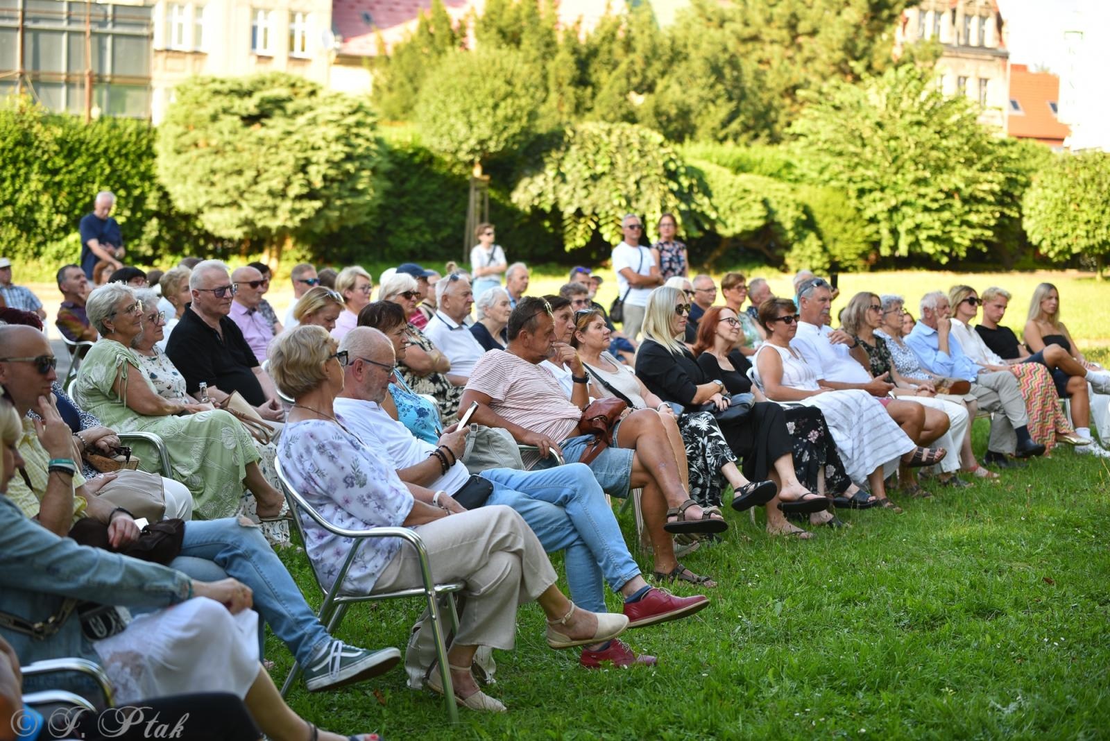 Zdjęcie w galerii na portalu naszraciborz.pl: Letnie granie w ogrodzie Strzechy. Za nami swingowy koncert Silesian Jazz Daughters wiadomości z regionu