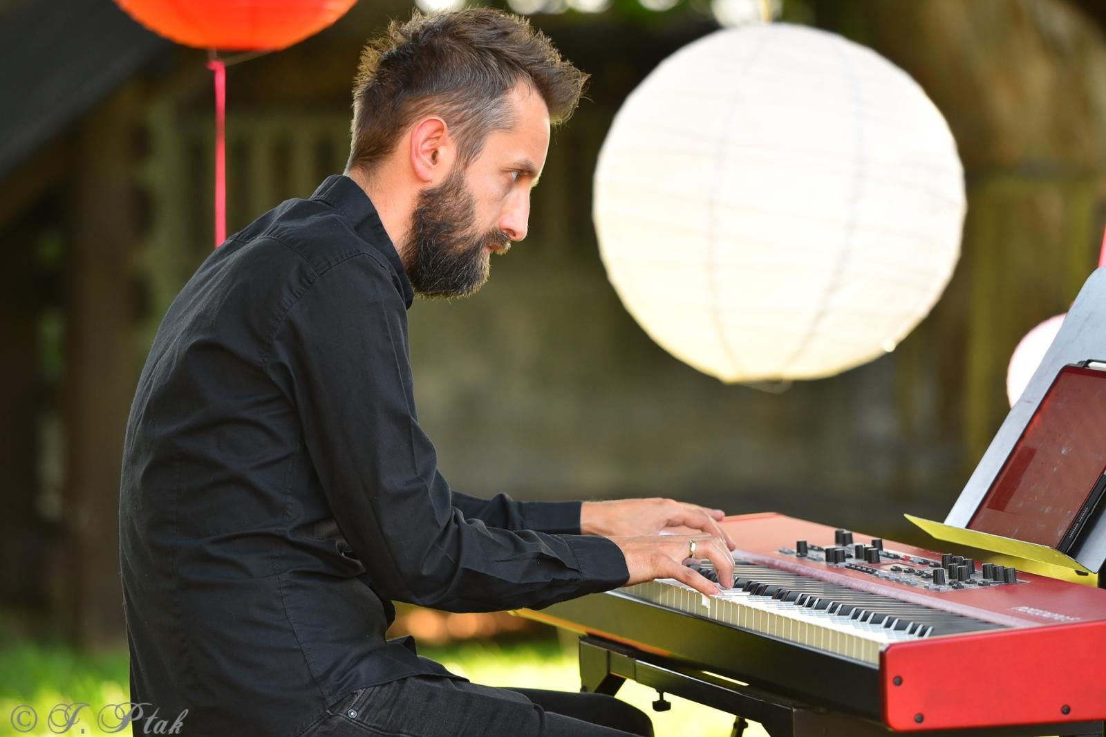 Zdjęcie w galerii na portalu naszraciborz.pl: Letnie granie w ogrodzie Strzechy. Za nami swingowy koncert Silesian Jazz Daughters wiadomości z regionu