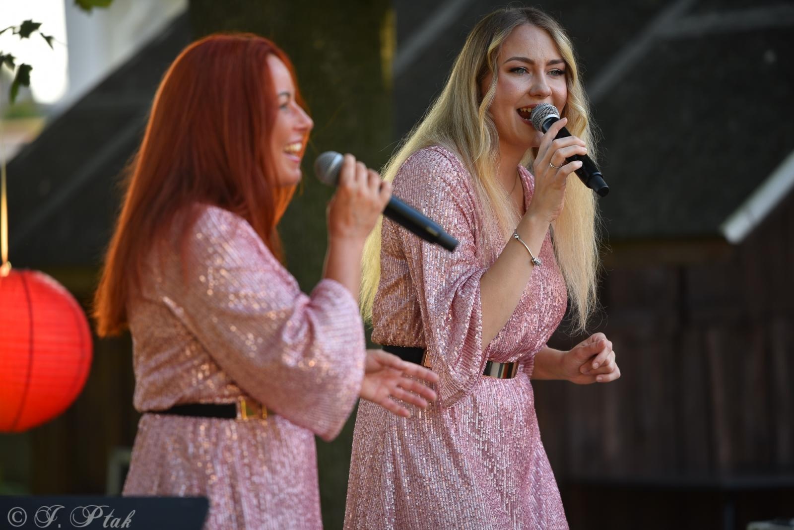 Zdjęcie w galerii na portalu naszraciborz.pl: Letnie granie w ogrodzie Strzechy. Za nami swingowy koncert Silesian Jazz Daughters wiadomości z regionu