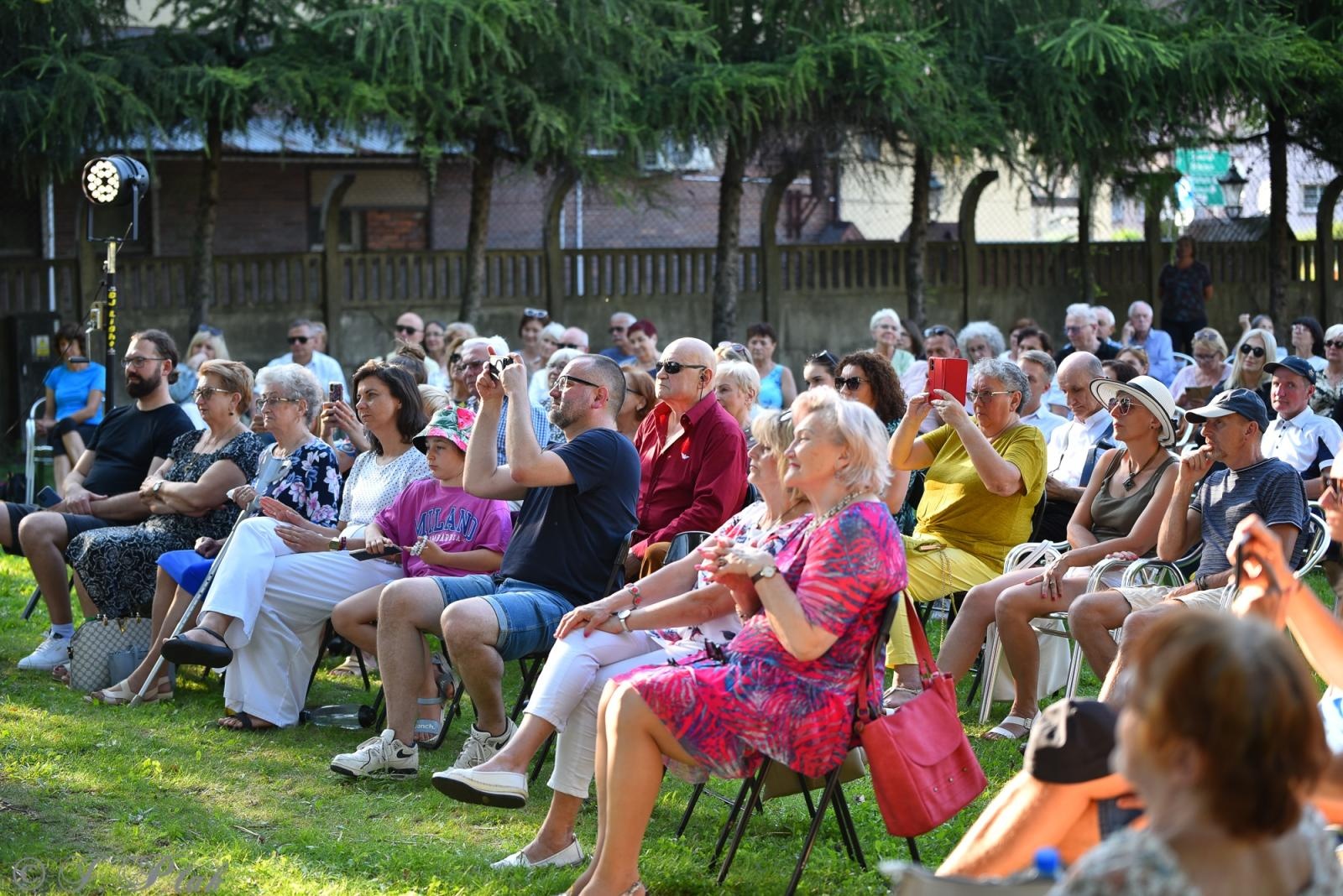 Zdjęcie w galerii na portalu naszraciborz.pl: Letnie granie w ogrodzie Strzechy. Za nami swingowy koncert Silesian Jazz Daughters wiadomości z regionu