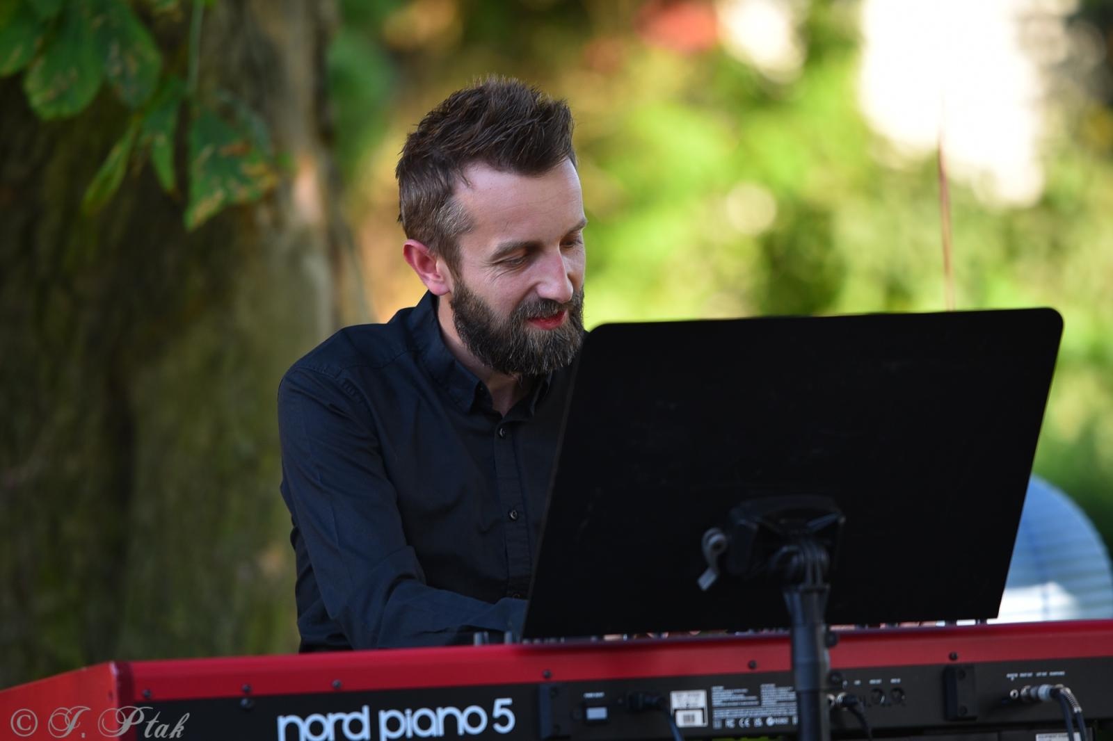 Zdjęcie w galerii na portalu naszraciborz.pl: Letnie granie w ogrodzie Strzechy. Za nami swingowy koncert Silesian Jazz Daughters wiadomości z regionu