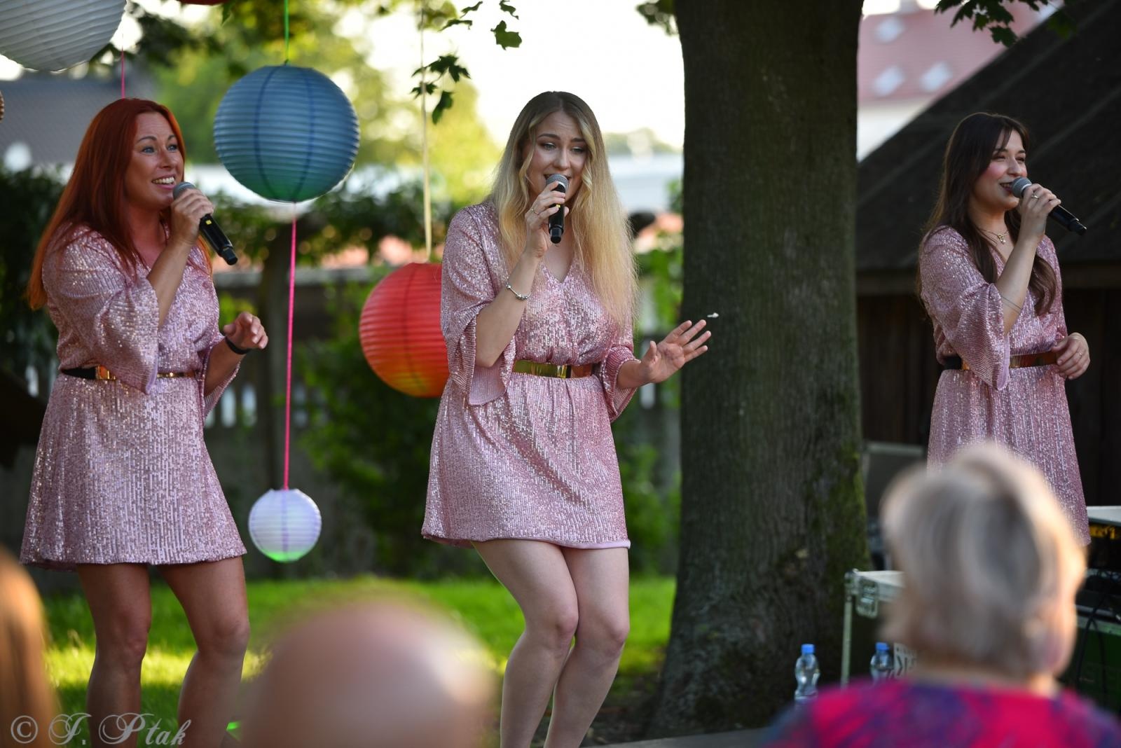 Zdjęcie w galerii na portalu naszraciborz.pl: Letnie granie w ogrodzie Strzechy. Za nami swingowy koncert Silesian Jazz Daughters wiadomości z regionu