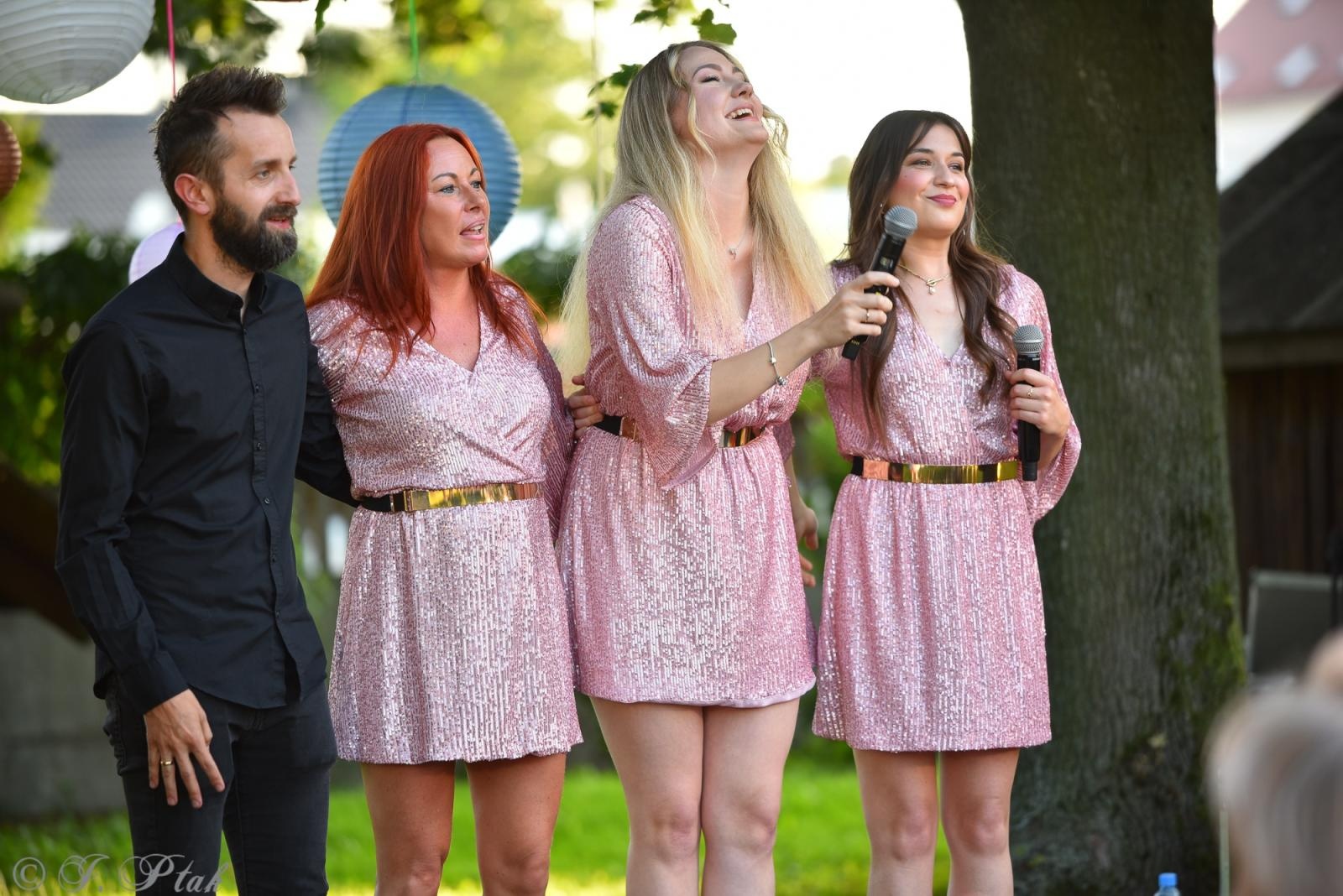 Zdjęcie w galerii na portalu naszraciborz.pl: Letnie granie w ogrodzie Strzechy. Za nami swingowy koncert Silesian Jazz Daughters wiadomości z regionu