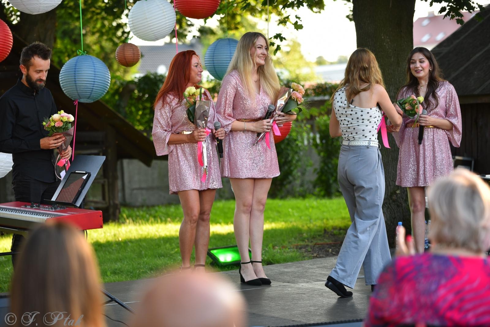 Zdjęcie w galerii na portalu naszraciborz.pl: Letnie granie w ogrodzie Strzechy. Za nami swingowy koncert Silesian Jazz Daughters wiadomości z regionu