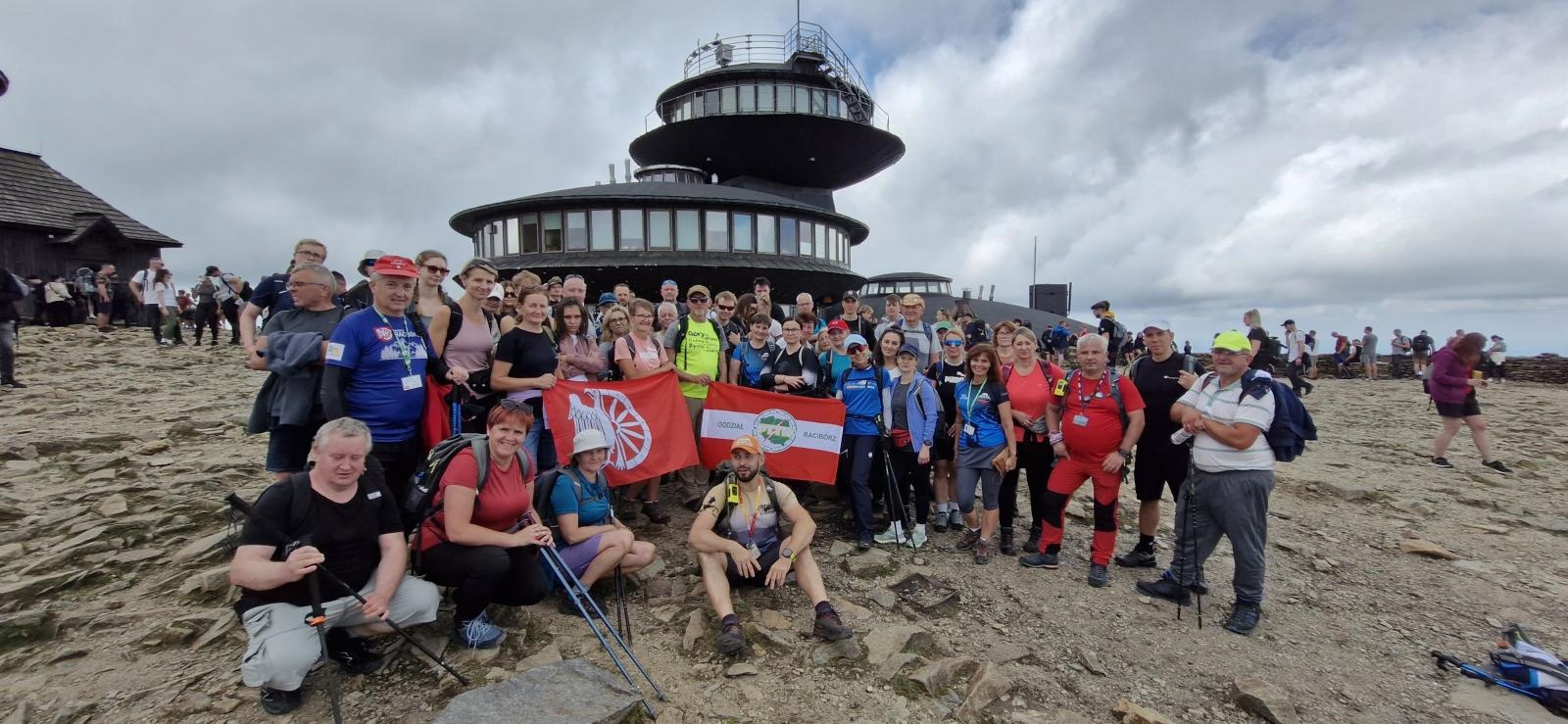 Zdjęcie w galerii na portalu naszraciborz.pl: Raciborzanie zdobyli Śnieżkę! 81 uczestników górskiej wyprawy PTTK wiadomości z regionu