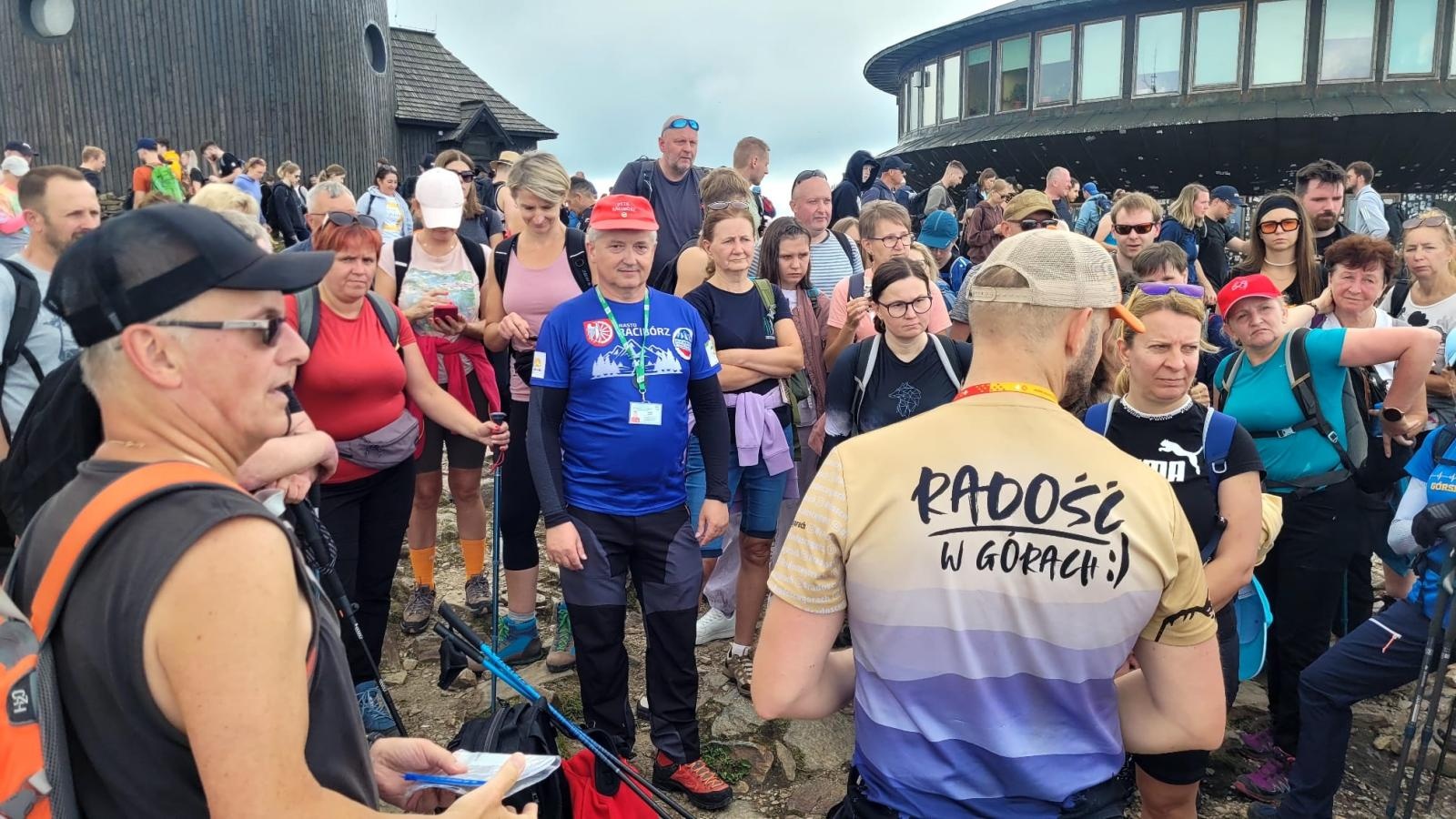 Zdjęcie w galerii na portalu naszraciborz.pl: Raciborzanie zdobyli Śnieżkę! 81 uczestników górskiej wyprawy PTTK wiadomości z regionu