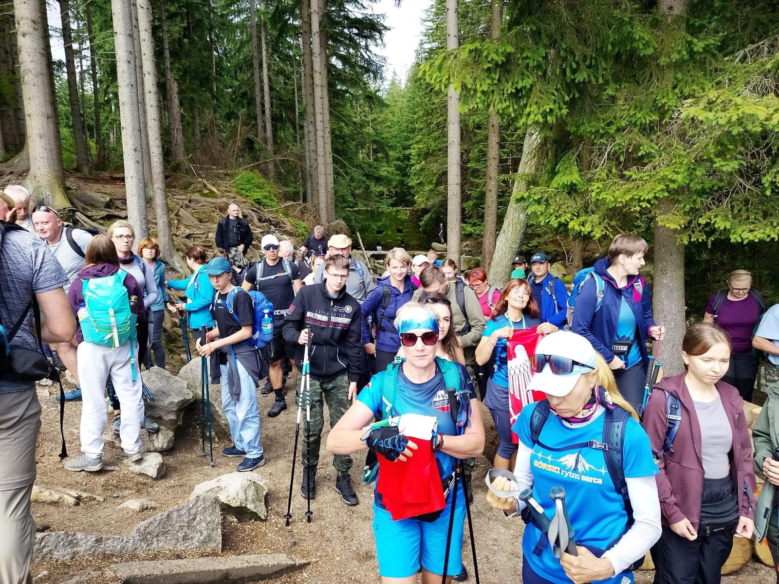 Zdjęcie w galerii na portalu naszraciborz.pl: Raciborzanie zdobyli Śnieżkę! 81 uczestników górskiej wyprawy PTTK wiadomości z regionu