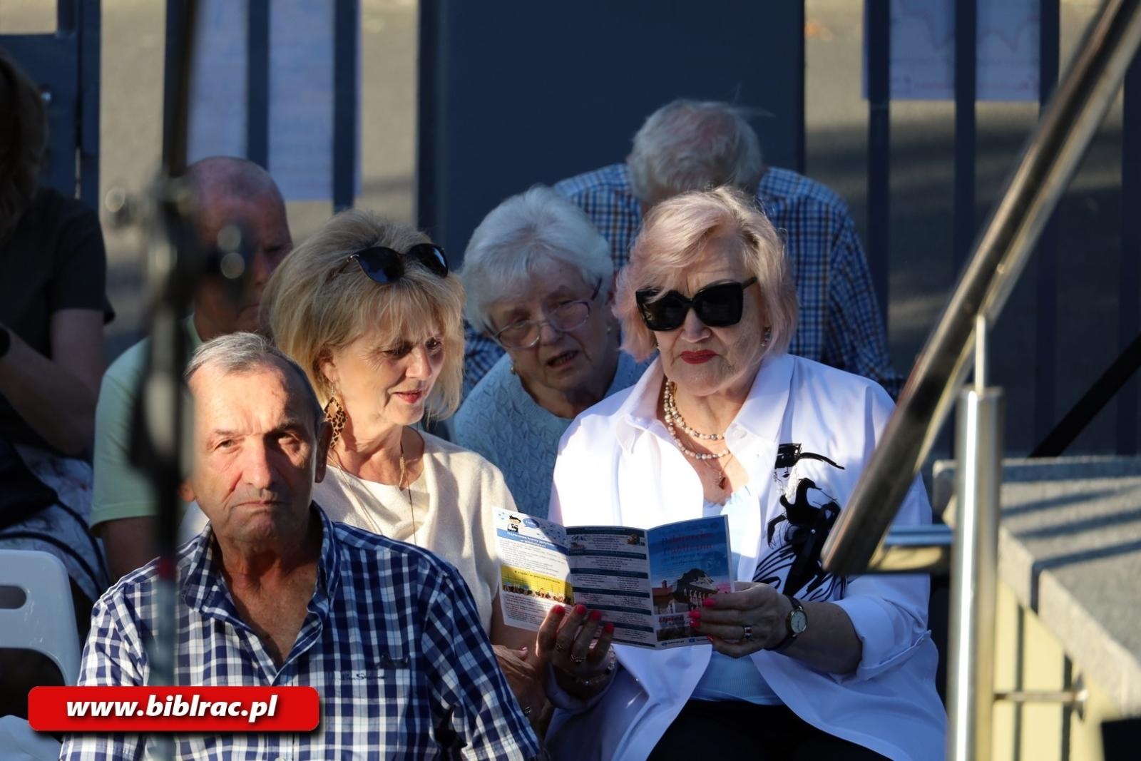 Zdjęcie w galerii na portalu naszraciborz.pl: Taka piosenka, taka ballada… Agnieszka Grochowicz wystąpiła na schodach biblioteki wiadomości z regionu