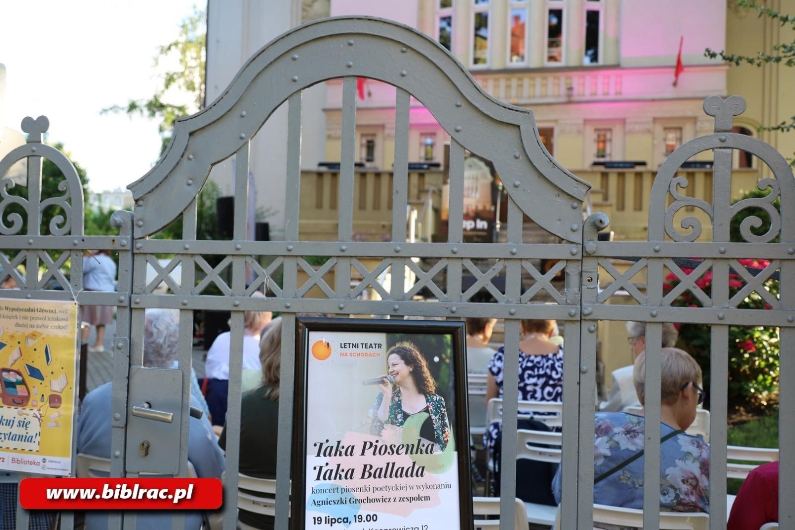 Zdjęcie w galerii na portalu naszraciborz.pl: Taka piosenka, taka ballada… Agnieszka Grochowicz wystąpiła na schodach biblioteki wiadomości z regionu