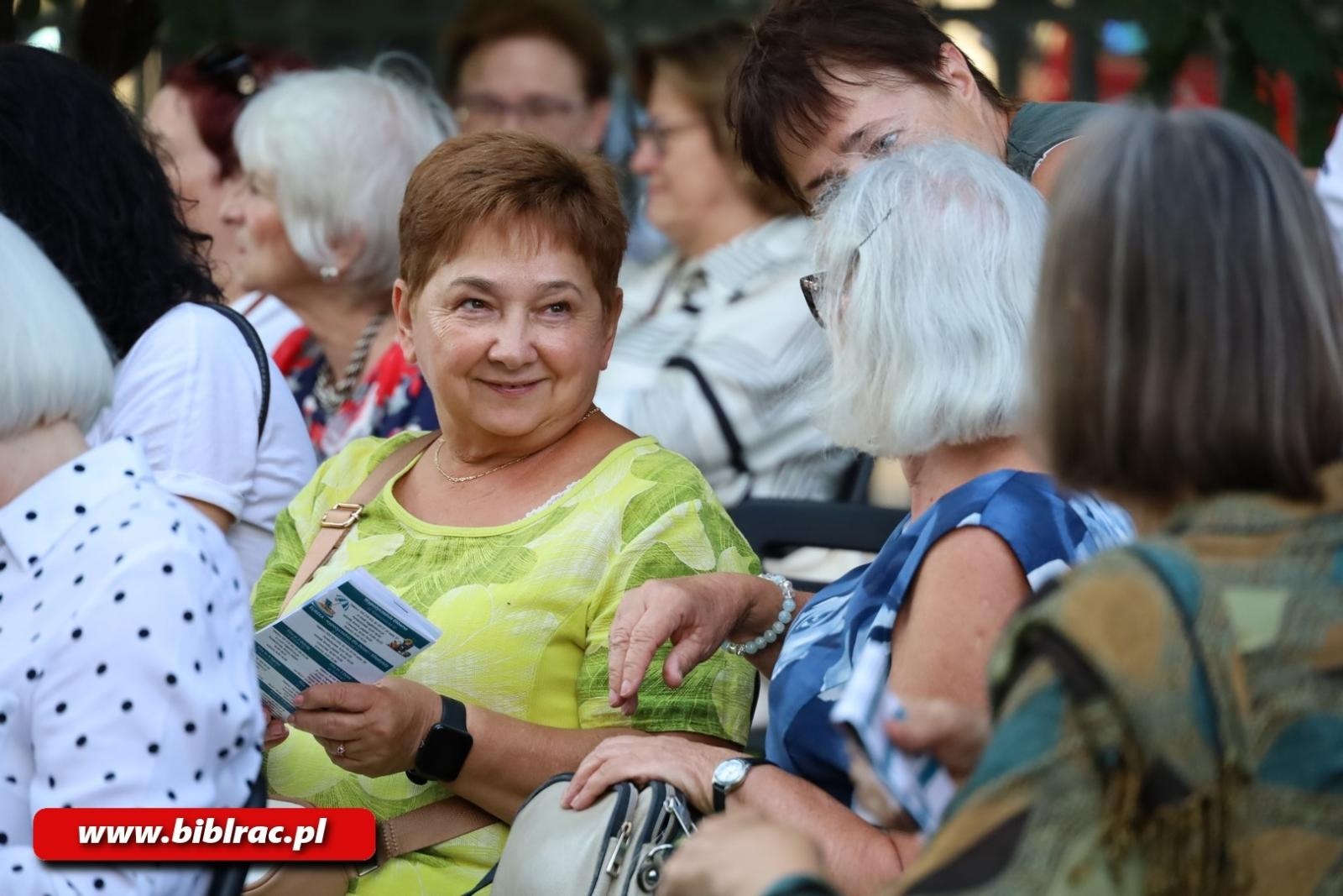 Zdjęcie w galerii na portalu naszraciborz.pl: Taka piosenka, taka ballada… Agnieszka Grochowicz wystąpiła na schodach biblioteki wiadomości z regionu
