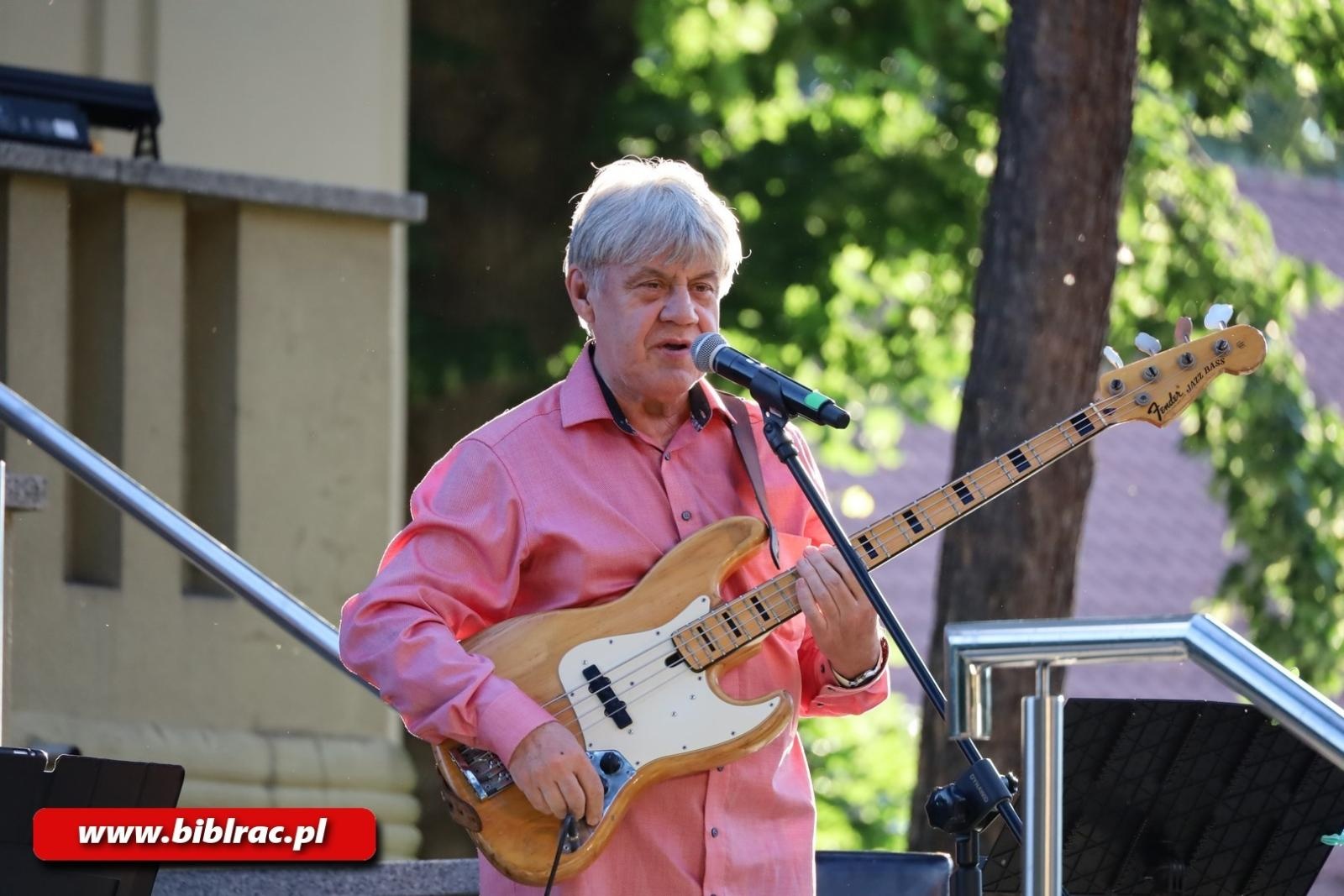 Zdjęcie w galerii na portalu naszraciborz.pl: Taka piosenka, taka ballada… Agnieszka Grochowicz wystąpiła na schodach biblioteki wiadomości z regionu