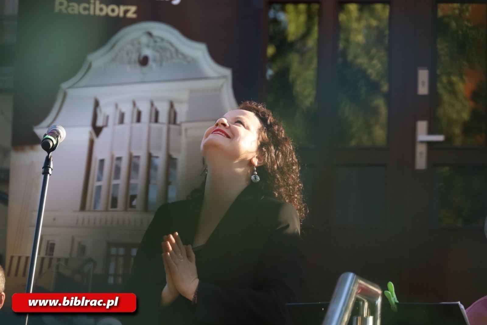 Zdjęcie w galerii na portalu naszraciborz.pl: Taka piosenka, taka ballada… Agnieszka Grochowicz wystąpiła na schodach biblioteki wiadomości z regionu
