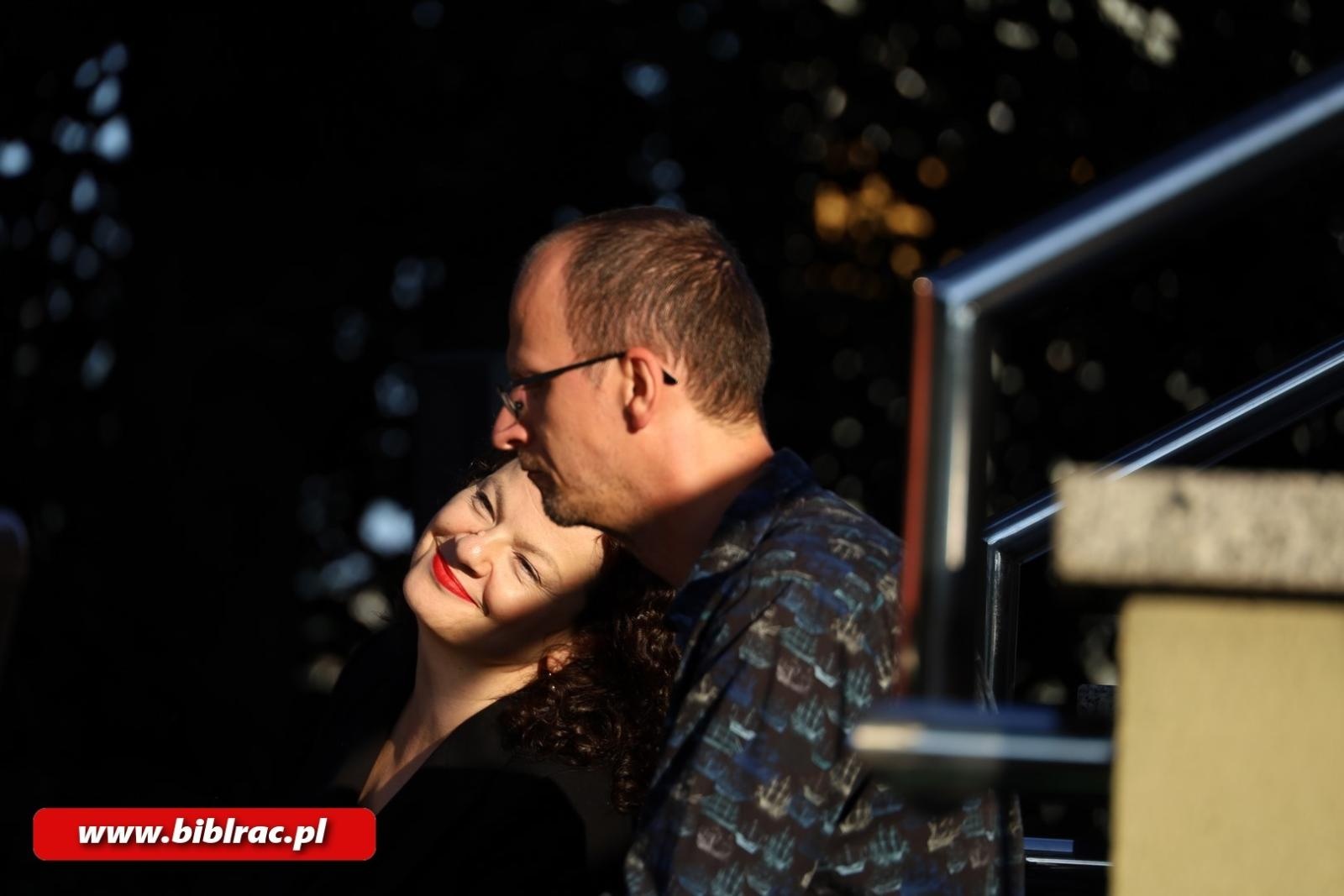 Zdjęcie w galerii na portalu naszraciborz.pl: Taka piosenka, taka ballada… Agnieszka Grochowicz wystąpiła na schodach biblioteki wiadomości z regionu