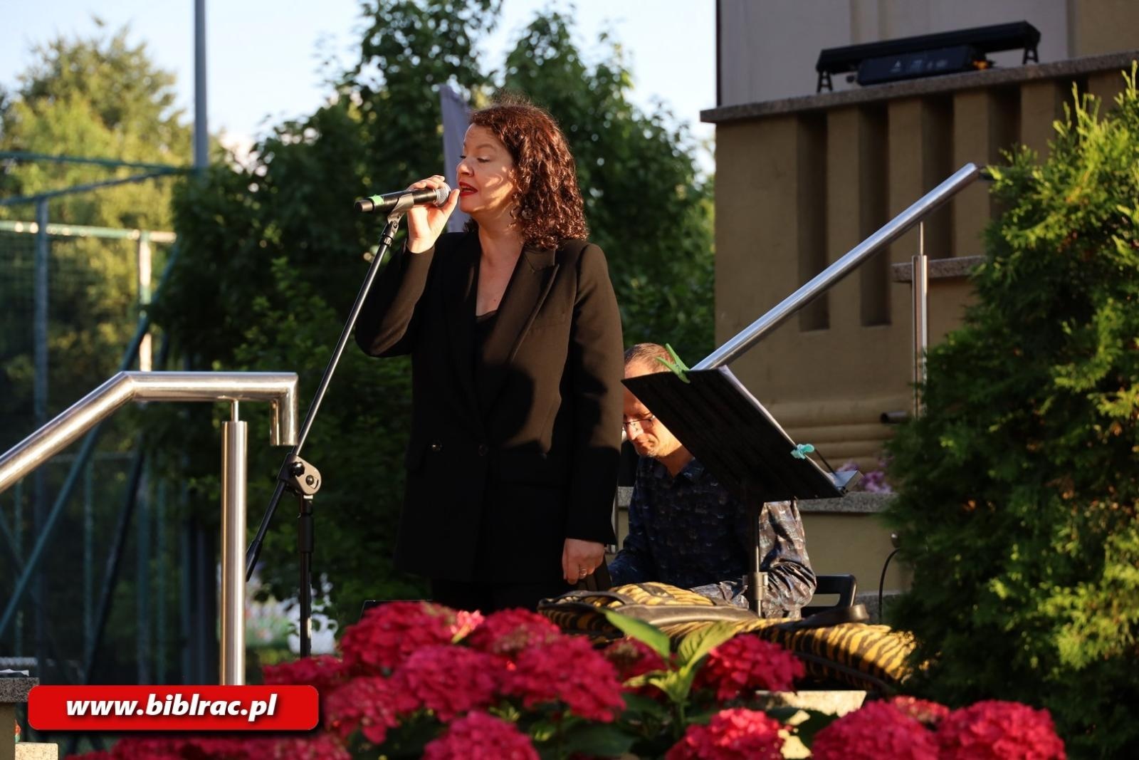 Zdjęcie w galerii na portalu naszraciborz.pl: Taka piosenka, taka ballada… Agnieszka Grochowicz wystąpiła na schodach biblioteki wiadomości z regionu