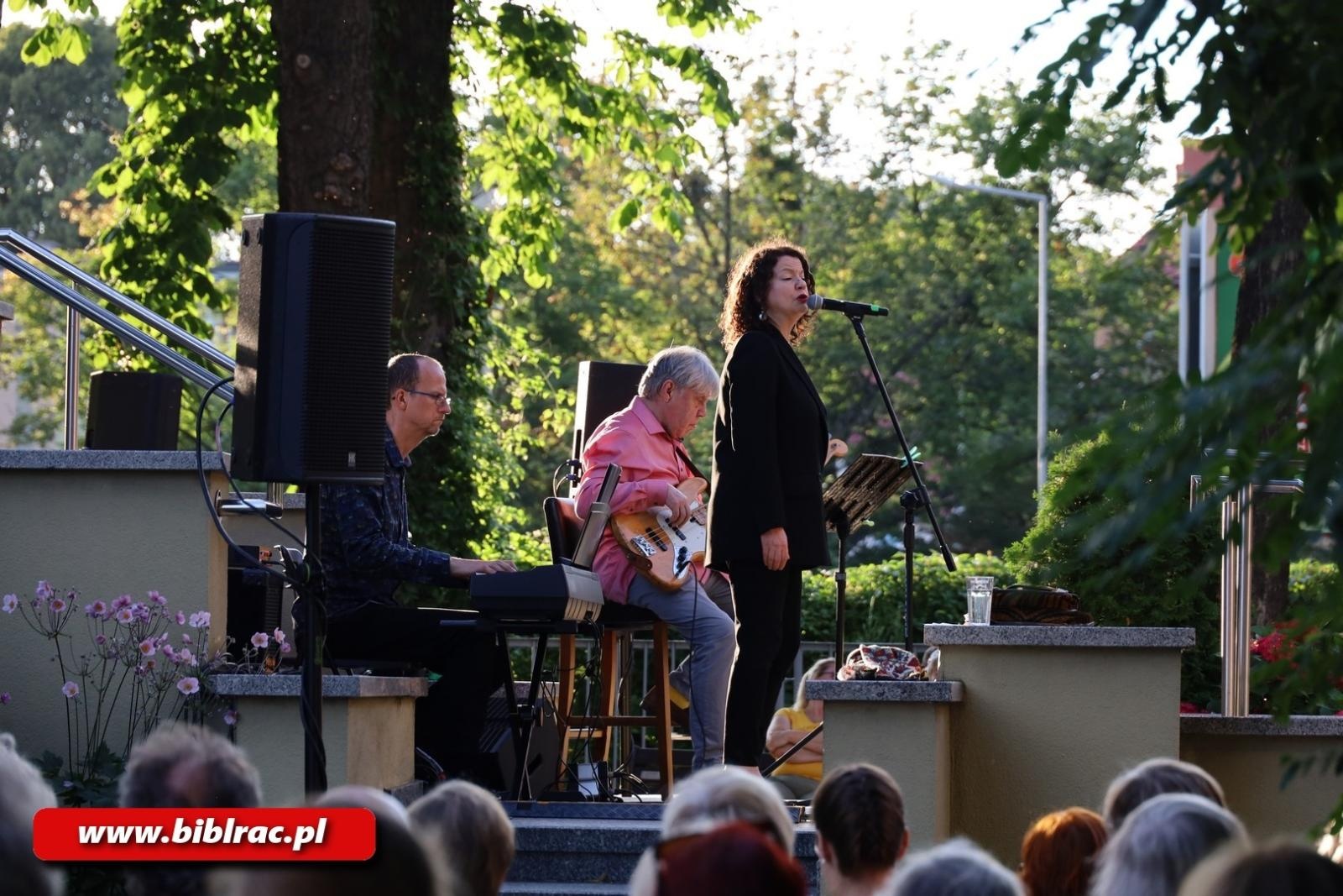 Zdjęcie w galerii na portalu naszraciborz.pl: Taka piosenka, taka ballada… Agnieszka Grochowicz wystąpiła na schodach biblioteki wiadomości z regionu