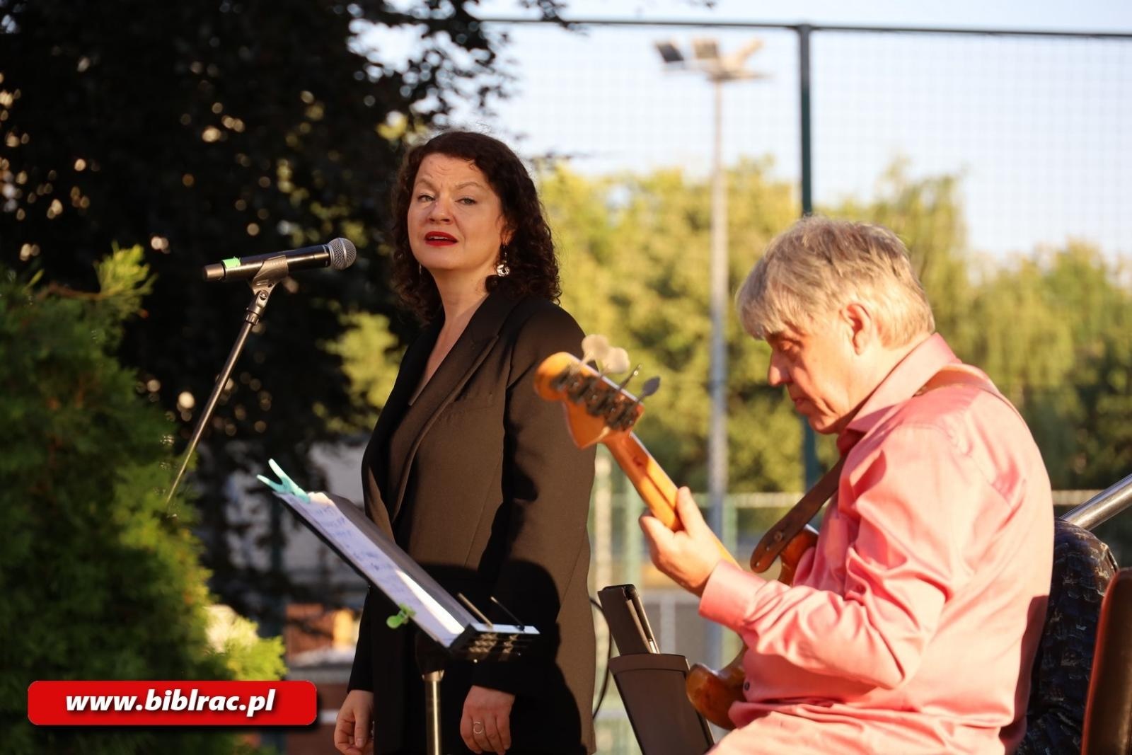Zdjęcie w galerii na portalu naszraciborz.pl: Taka piosenka, taka ballada… Agnieszka Grochowicz wystąpiła na schodach biblioteki wiadomości z regionu