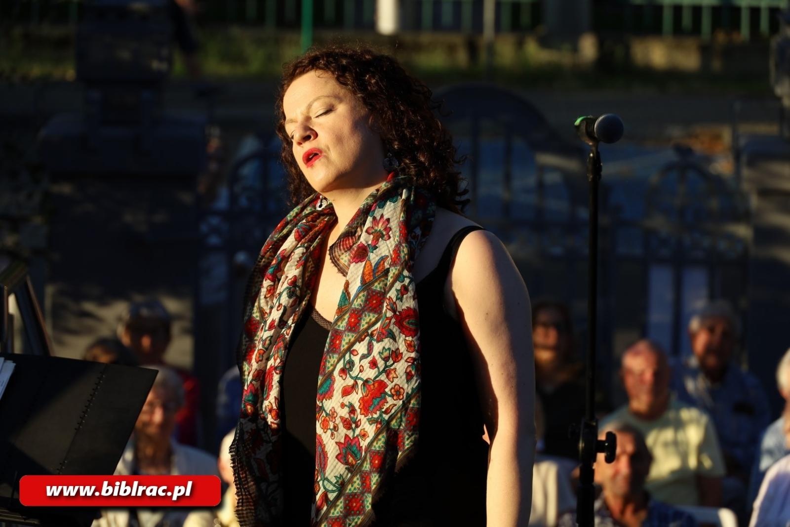 Zdjęcie w galerii na portalu naszraciborz.pl: Taka piosenka, taka ballada… Agnieszka Grochowicz wystąpiła na schodach biblioteki wiadomości z regionu