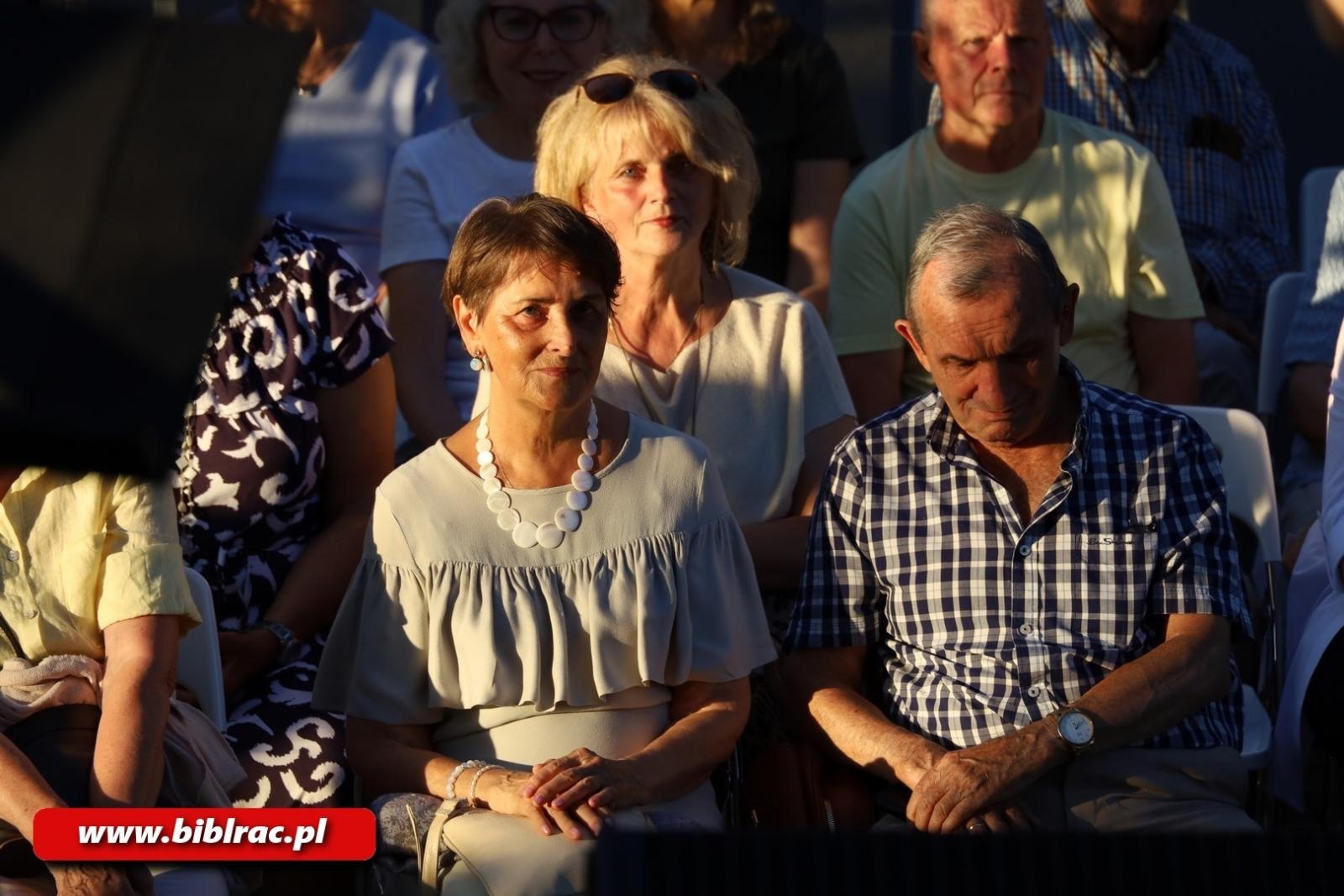 Zdjęcie w galerii na portalu naszraciborz.pl: Taka piosenka, taka ballada… Agnieszka Grochowicz wystąpiła na schodach biblioteki wiadomości z regionu