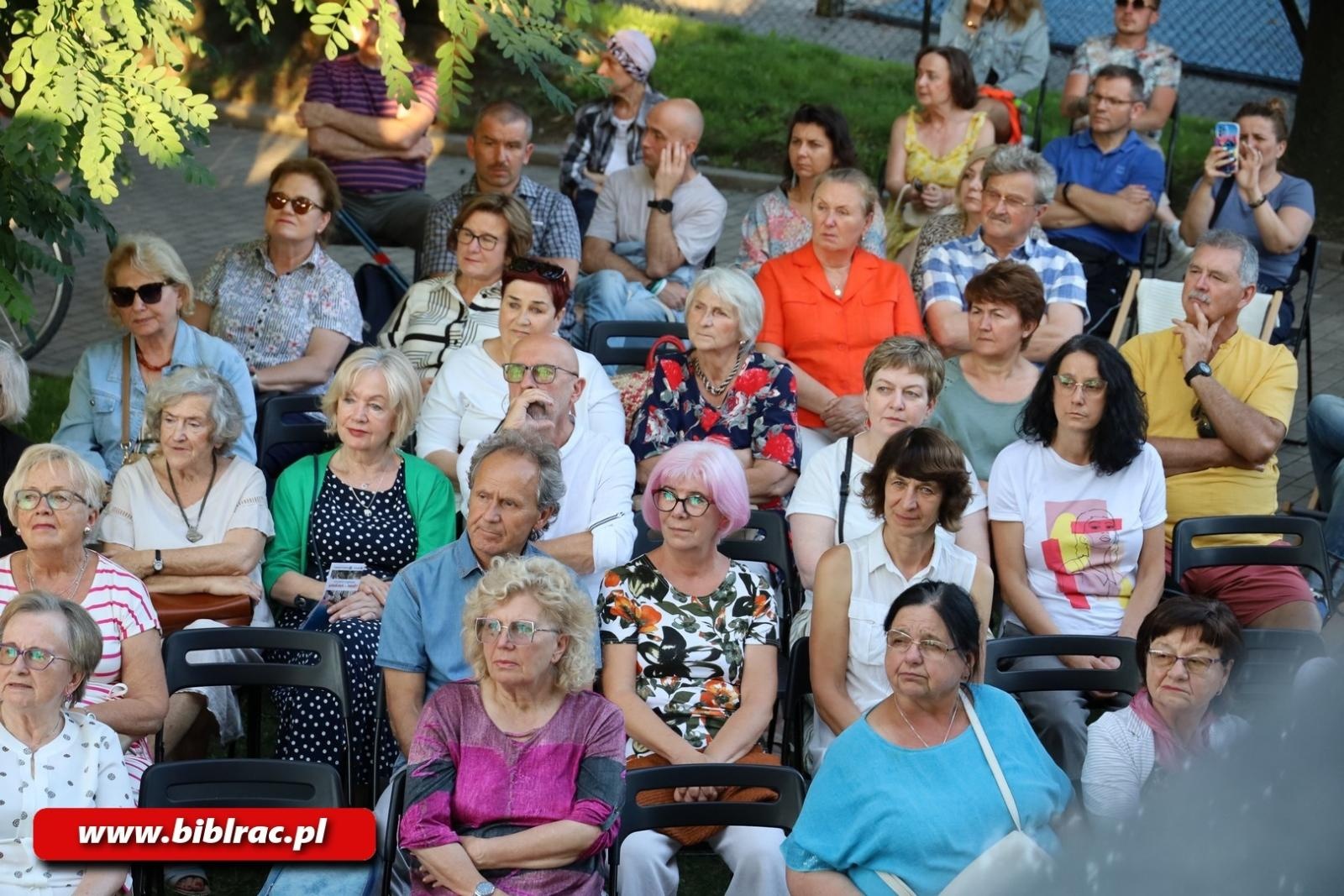 Zdjęcie w galerii na portalu naszraciborz.pl: Taka piosenka, taka ballada… Agnieszka Grochowicz wystąpiła na schodach biblioteki wiadomości z regionu