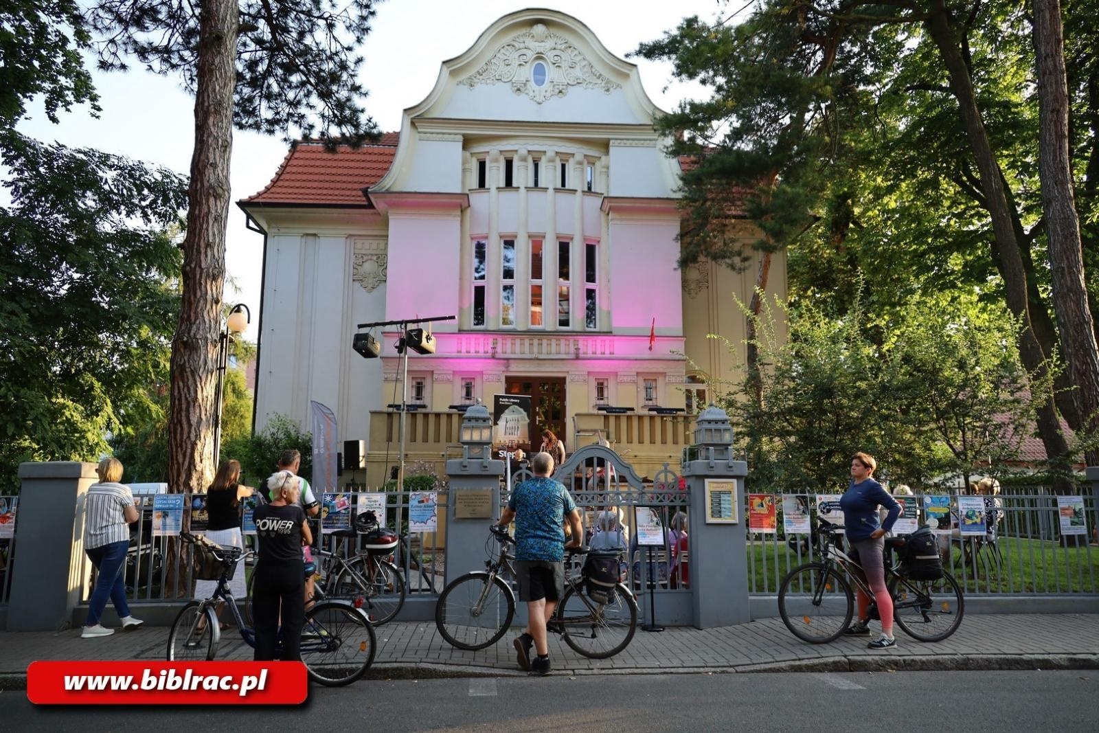 Zdjęcie w galerii na portalu naszraciborz.pl: Taka piosenka, taka ballada… Agnieszka Grochowicz wystąpiła na schodach biblioteki wiadomości z regionu