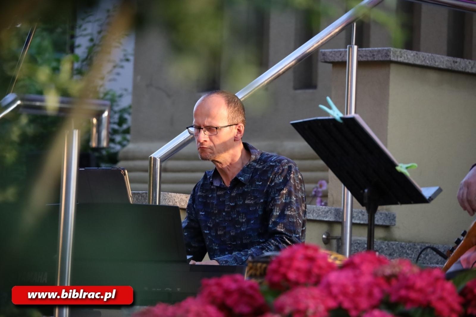 Zdjęcie w galerii na portalu naszraciborz.pl: Taka piosenka, taka ballada… Agnieszka Grochowicz wystąpiła na schodach biblioteki wiadomości z regionu