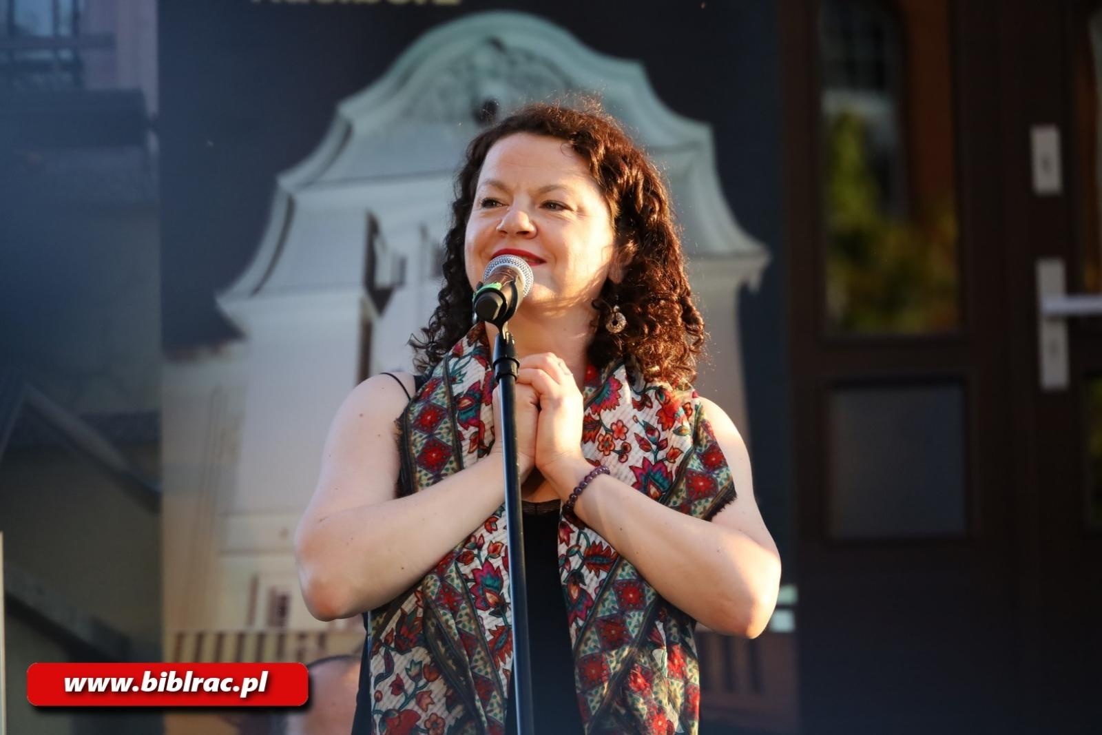 Zdjęcie w galerii na portalu naszraciborz.pl: Taka piosenka, taka ballada… Agnieszka Grochowicz wystąpiła na schodach biblioteki wiadomości z regionu