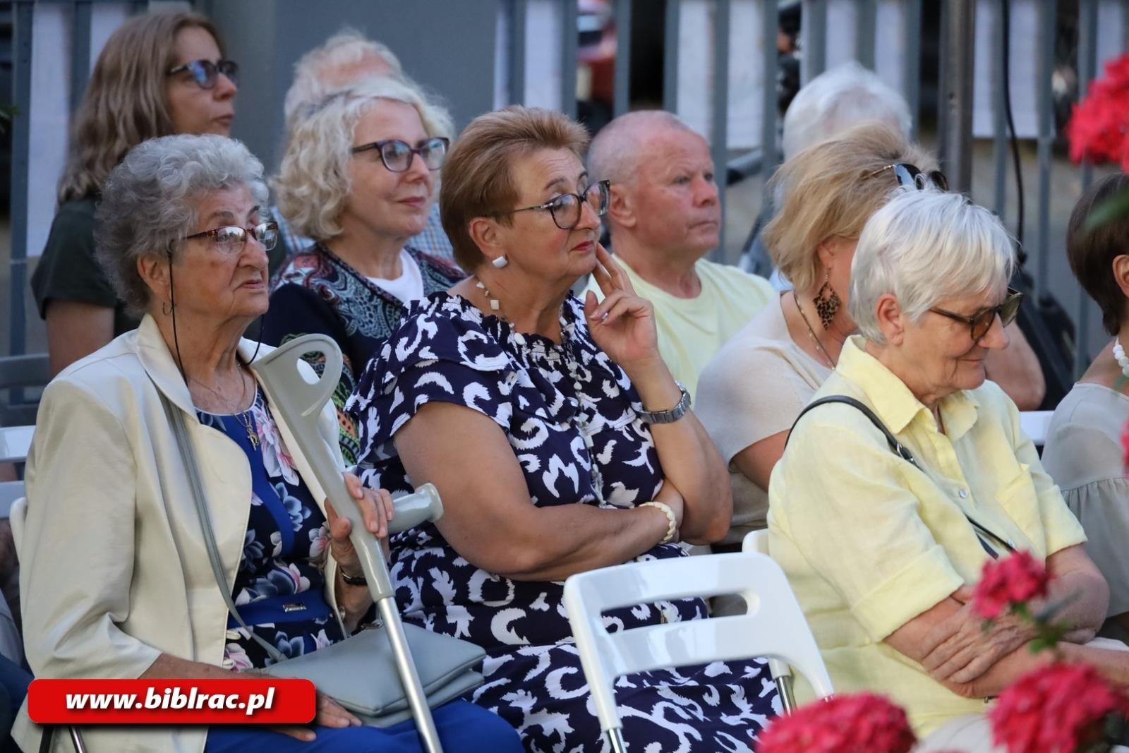 Zdjęcie w galerii na portalu naszraciborz.pl: Taka piosenka, taka ballada… Agnieszka Grochowicz wystąpiła na schodach biblioteki wiadomości z regionu