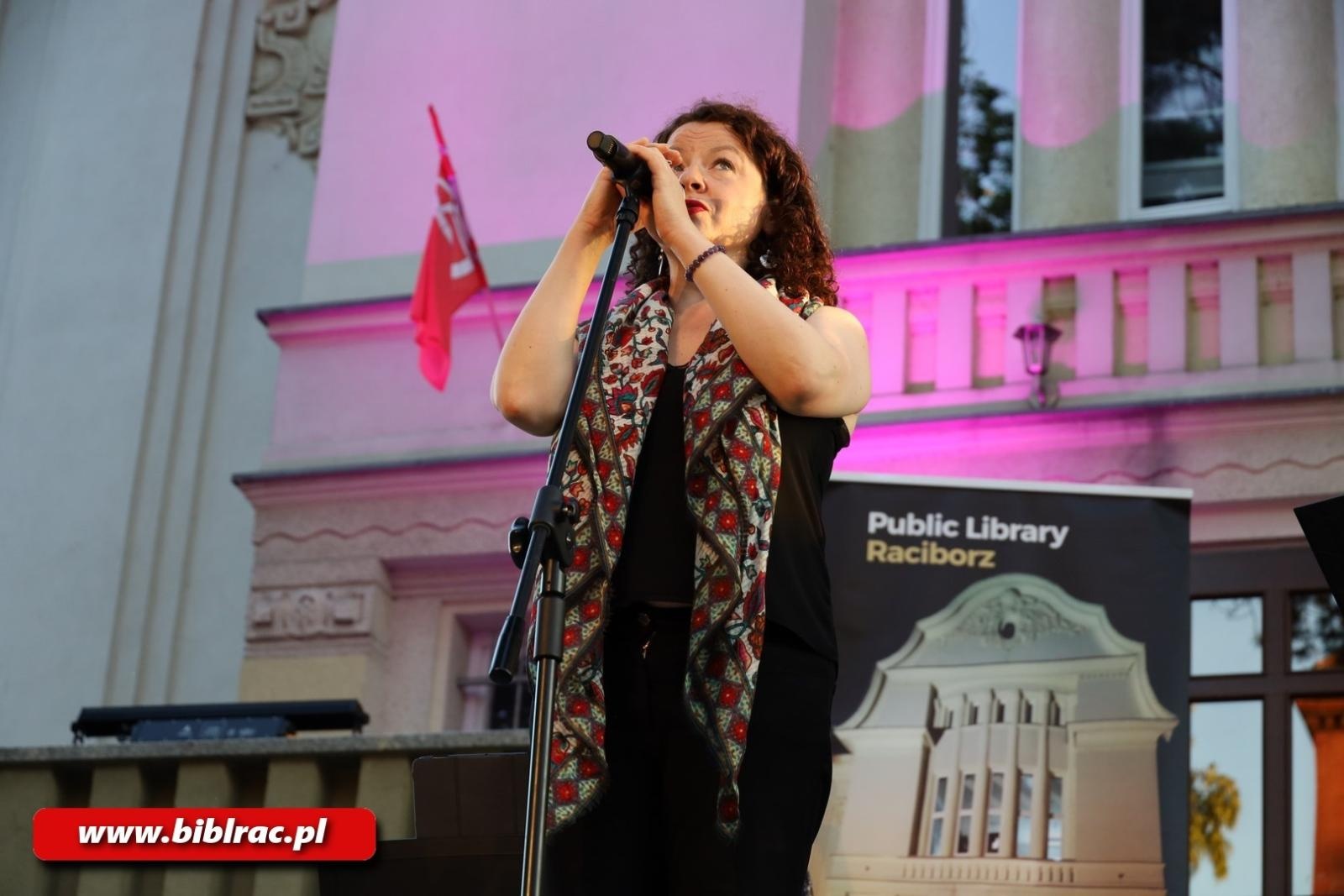 Zdjęcie w galerii na portalu naszraciborz.pl: Taka piosenka, taka ballada… Agnieszka Grochowicz wystąpiła na schodach biblioteki wiadomości z regionu