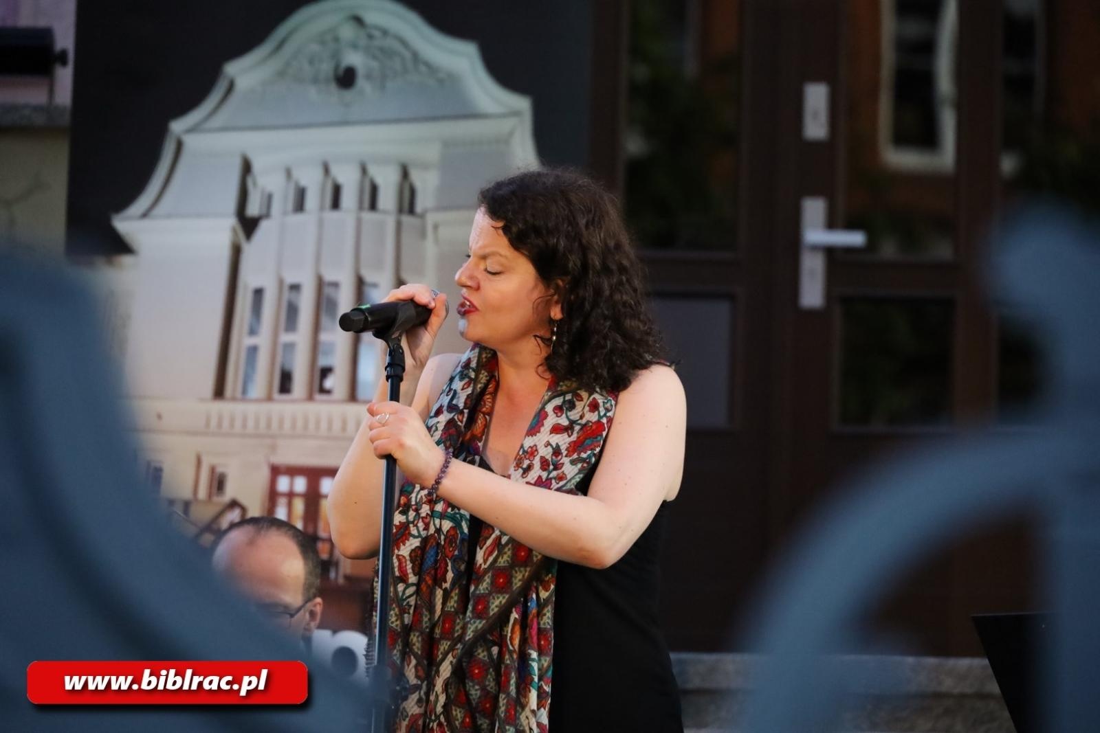 Zdjęcie w galerii na portalu naszraciborz.pl: Taka piosenka, taka ballada… Agnieszka Grochowicz wystąpiła na schodach biblioteki wiadomości z regionu