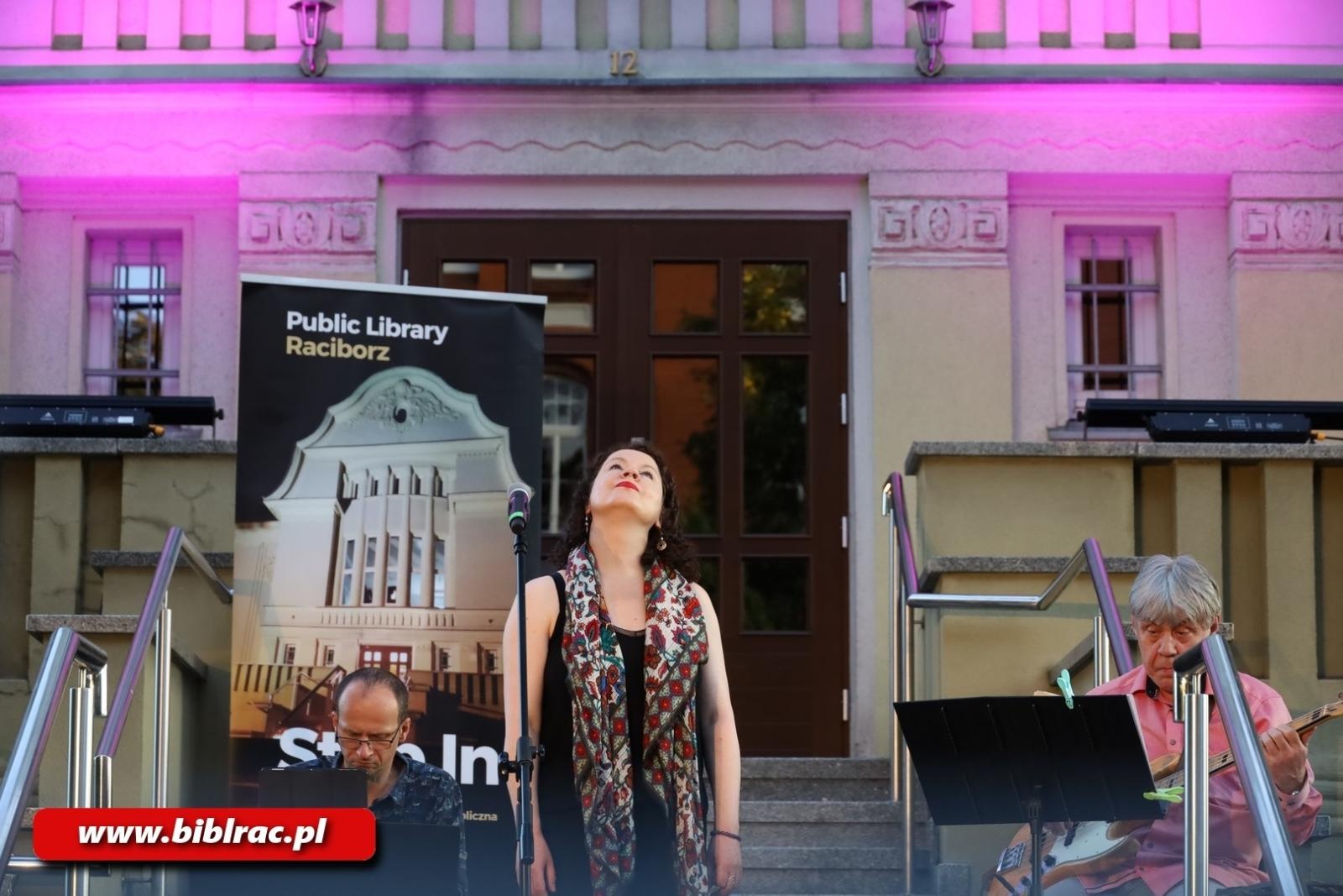 Zdjęcie w galerii na portalu naszraciborz.pl: Taka piosenka, taka ballada… Agnieszka Grochowicz wystąpiła na schodach biblioteki wiadomości z regionu