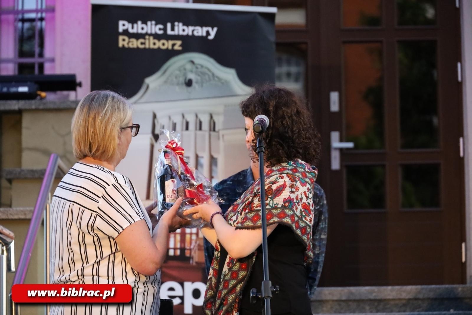 Zdjęcie w galerii na portalu naszraciborz.pl: Taka piosenka, taka ballada… Agnieszka Grochowicz wystąpiła na schodach biblioteki wiadomości z regionu