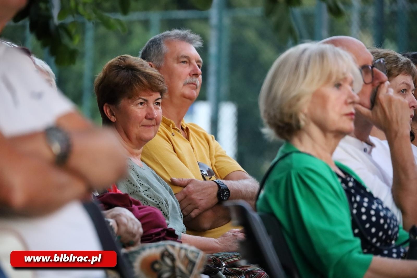 Zdjęcie w galerii na portalu naszraciborz.pl: Taka piosenka, taka ballada… Agnieszka Grochowicz wystąpiła na schodach biblioteki wiadomości z regionu