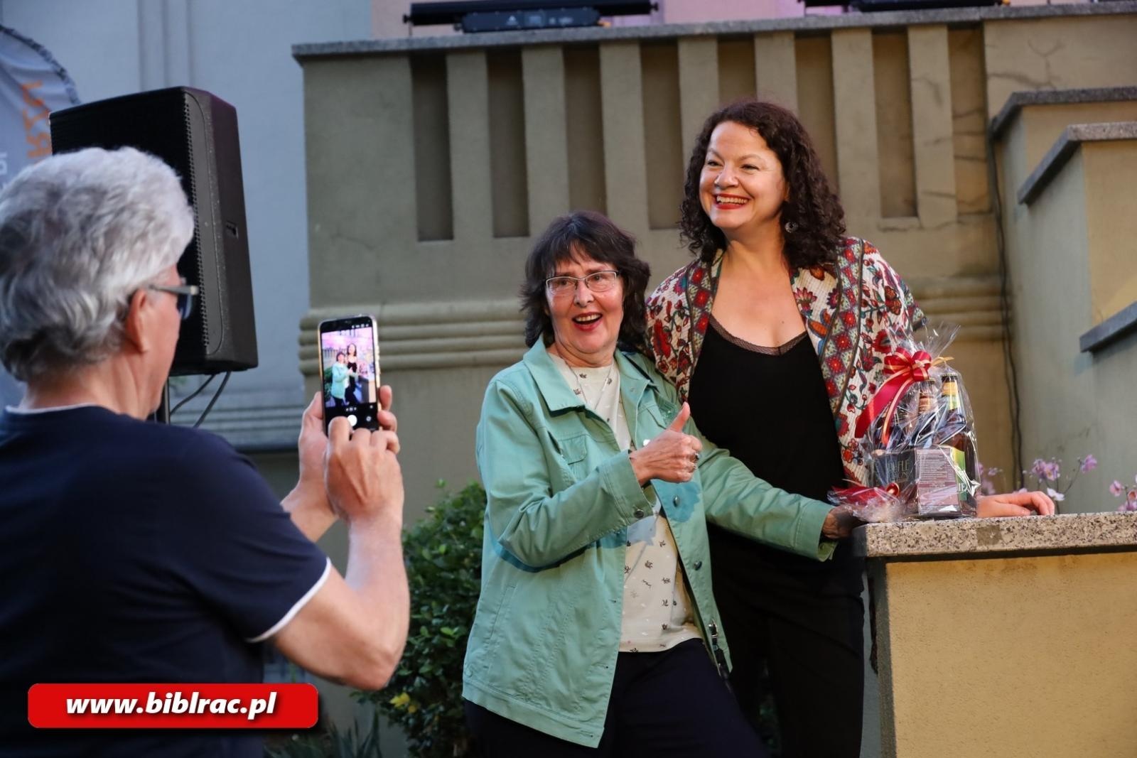 Zdjęcie w galerii na portalu naszraciborz.pl: Taka piosenka, taka ballada… Agnieszka Grochowicz wystąpiła na schodach biblioteki wiadomości z regionu
