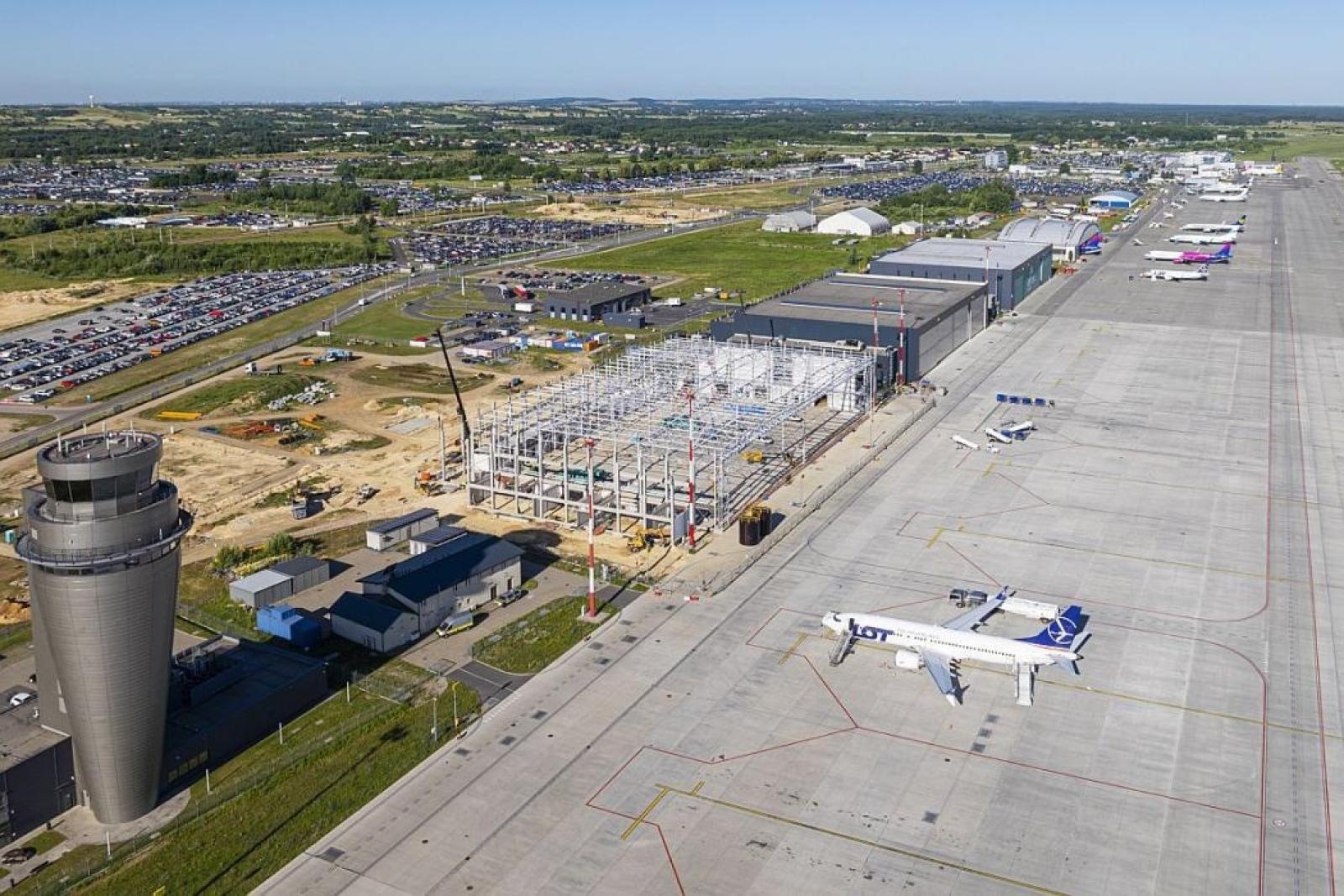 Zdjęcie w galerii na portalu naszraciborz.pl: Lotnisko w Pyrzowicach – rekordy i inwestycje wiadomości z regionu