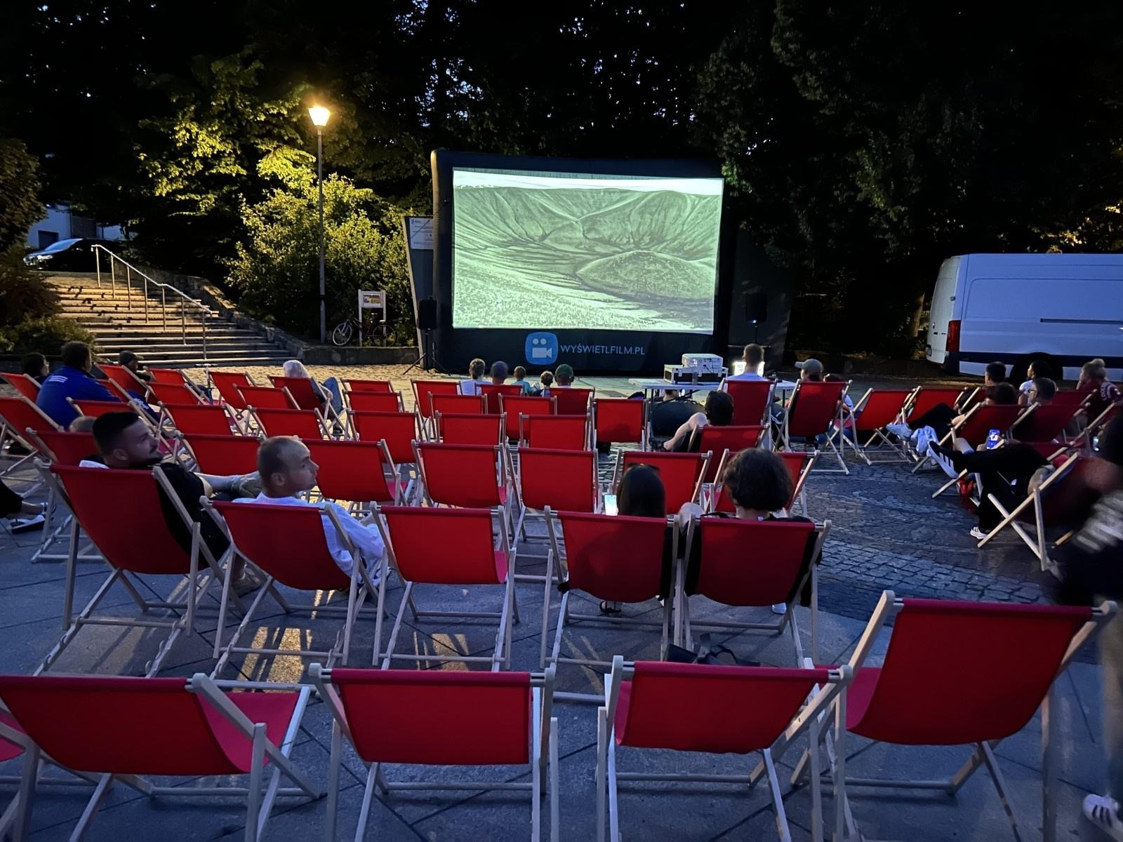 Zdjęcie w galerii na portalu naszraciborz.pl: Civil War pod gwiazdami – ruszyło Kino Plenerowe w Parku Roth wiadomości z regionu