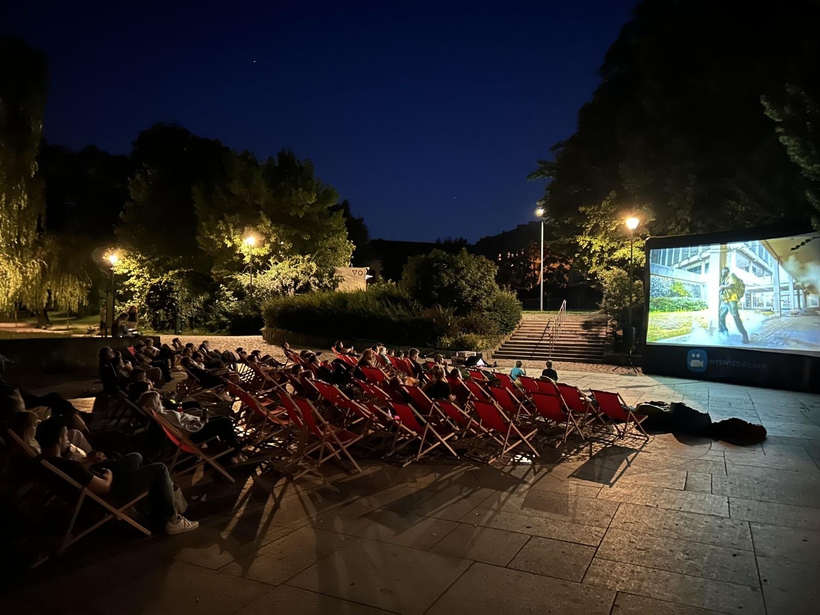 Zdjęcie w galerii na portalu naszraciborz.pl: Civil War pod gwiazdami – ruszyło Kino Plenerowe w Parku Roth wiadomości z regionu