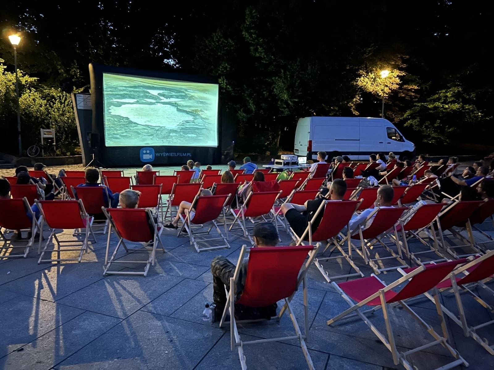 Zdjęcie w galerii na portalu naszraciborz.pl: Civil War pod gwiazdami – ruszyło Kino Plenerowe w Parku Roth wiadomości z regionu