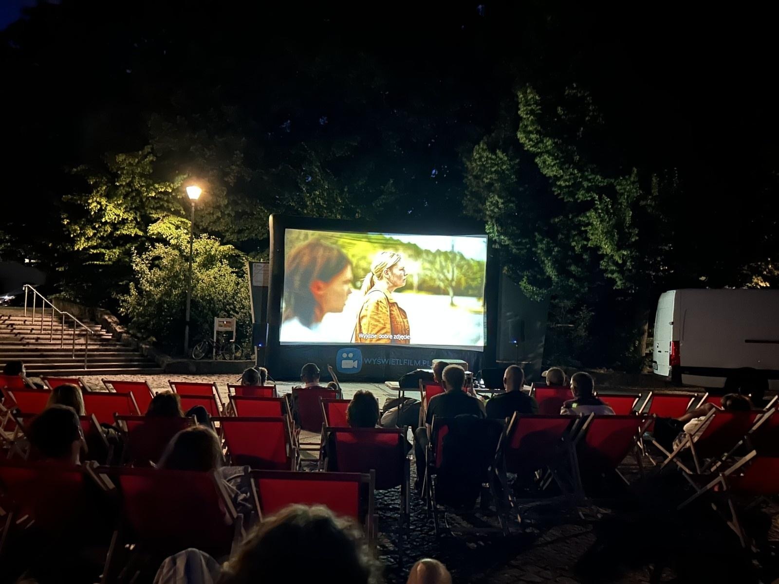 Zdjęcie w galerii na portalu naszraciborz.pl: Civil War pod gwiazdami – ruszyło Kino Plenerowe w Parku Roth wiadomości z regionu