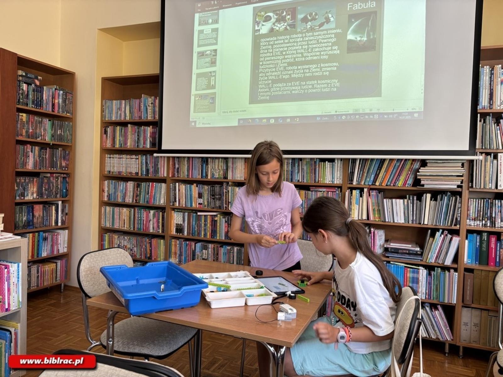 Zdjęcie w galerii na portalu naszraciborz.pl: W świecie robotów – wakacyjne zajęcia w bibliotece na Ocicach wiadomości z regionu