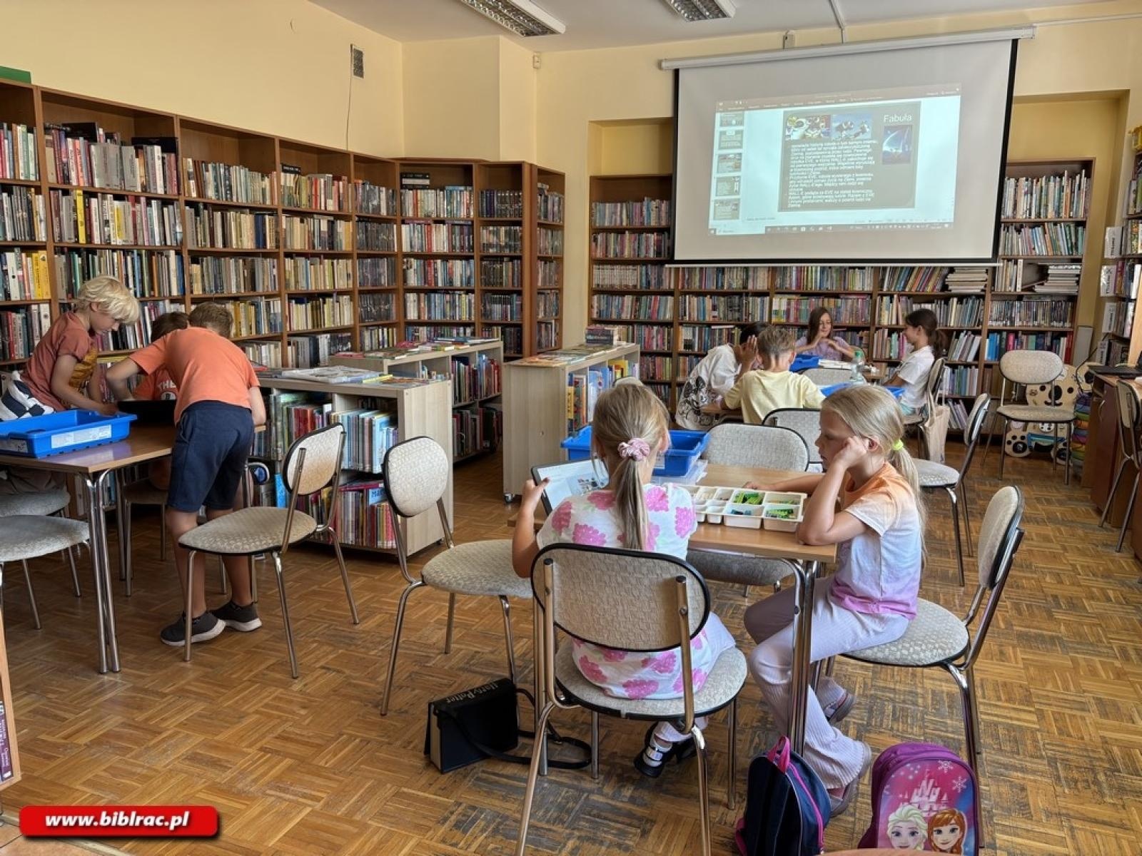 Zdjęcie w galerii na portalu naszraciborz.pl: W świecie robotów – wakacyjne zajęcia w bibliotece na Ocicach wiadomości z regionu