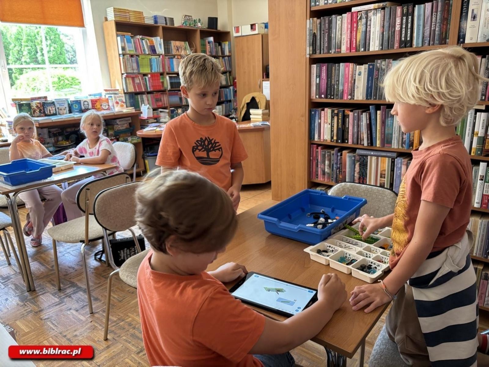 Zdjęcie w galerii na portalu naszraciborz.pl: W świecie robotów – wakacyjne zajęcia w bibliotece na Ocicach wiadomości z regionu