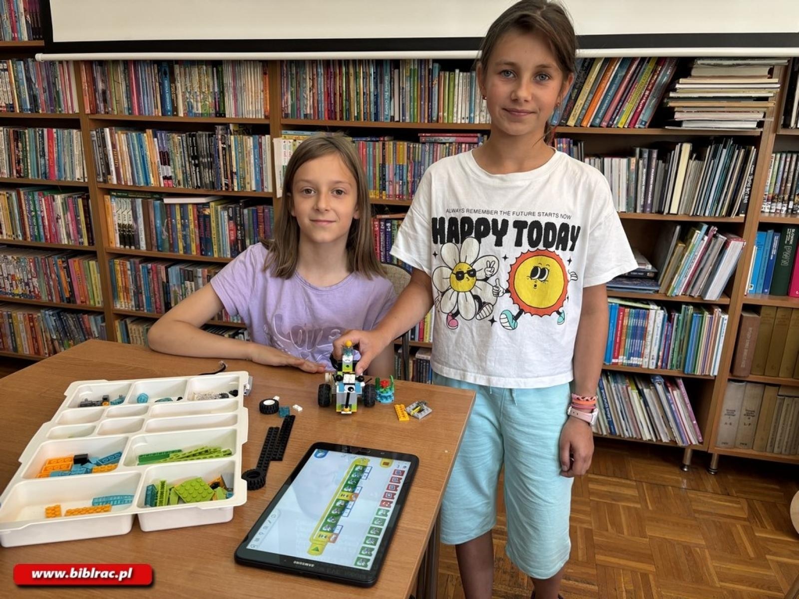 Zdjęcie w galerii na portalu naszraciborz.pl: W świecie robotów – wakacyjne zajęcia w bibliotece na Ocicach wiadomości z regionu