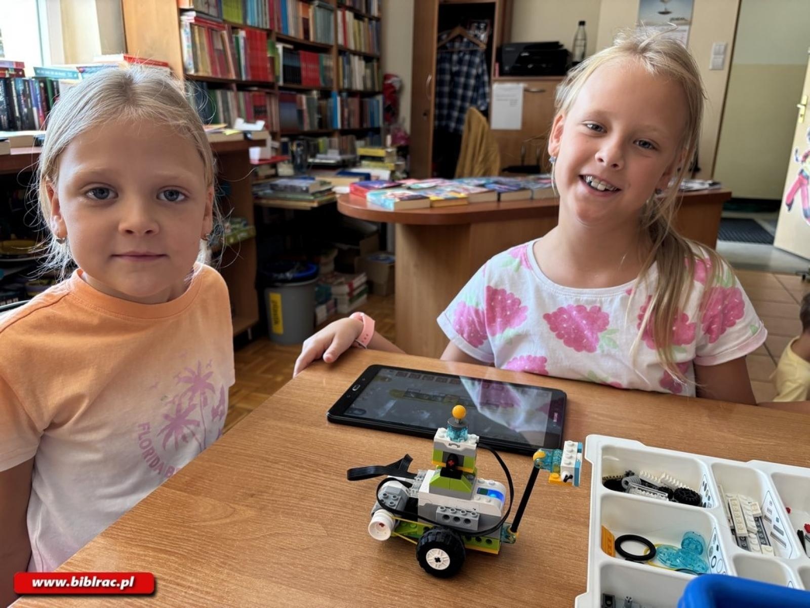Zdjęcie w galerii na portalu naszraciborz.pl: W świecie robotów – wakacyjne zajęcia w bibliotece na Ocicach wiadomości z regionu