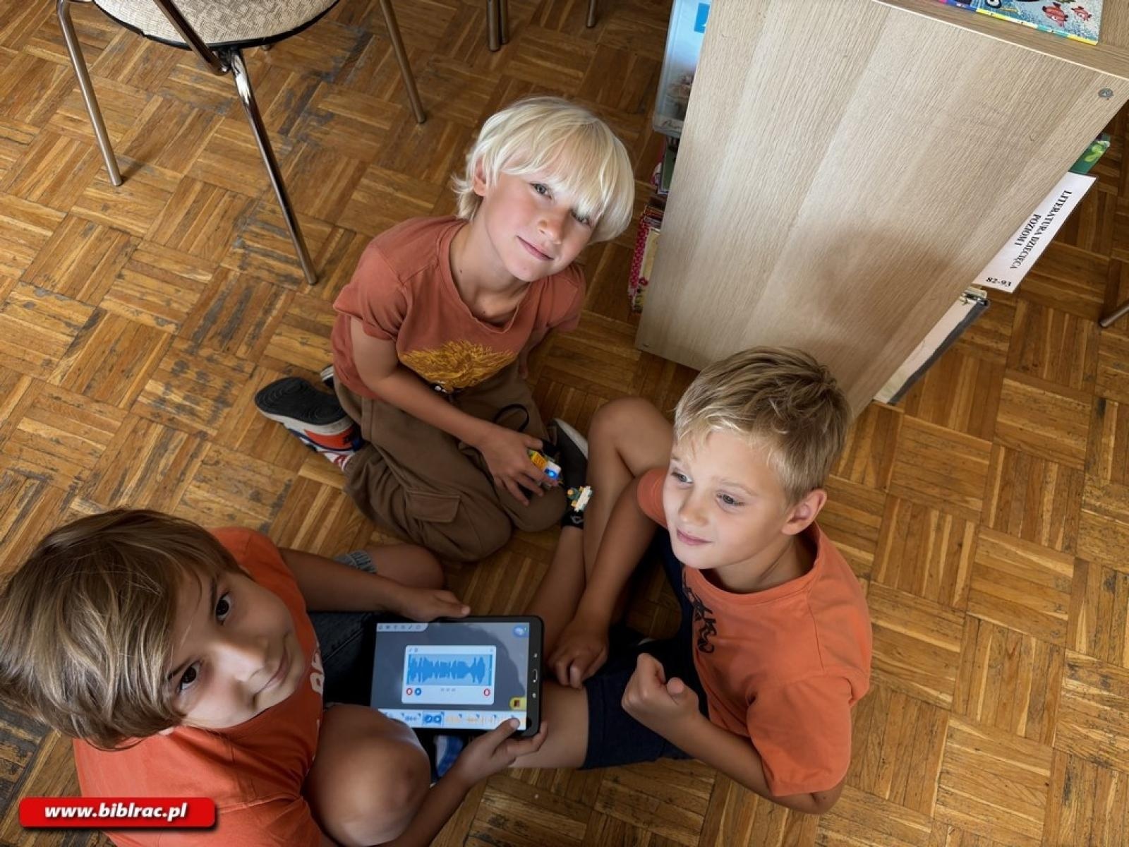 Zdjęcie w galerii na portalu naszraciborz.pl: W świecie robotów – wakacyjne zajęcia w bibliotece na Ocicach wiadomości z regionu