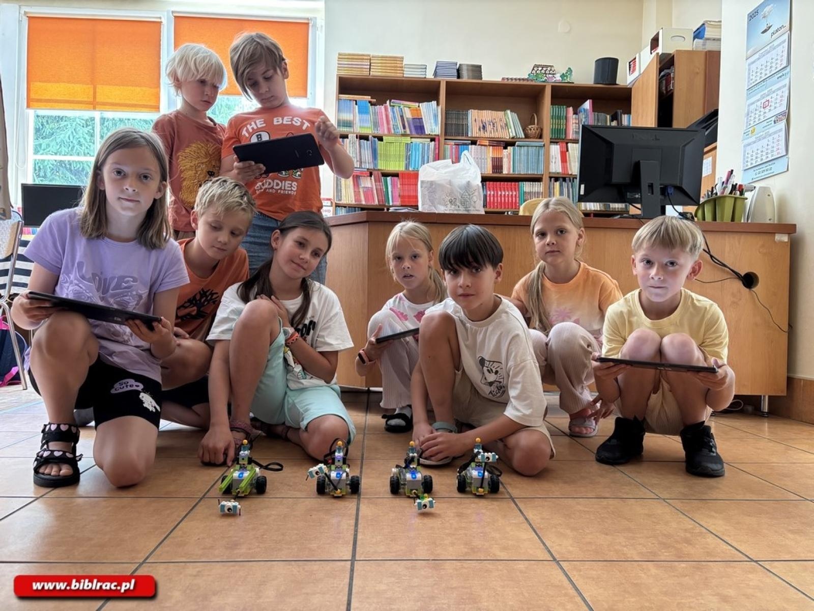 Zdjęcie w galerii na portalu naszraciborz.pl: W świecie robotów – wakacyjne zajęcia w bibliotece na Ocicach wiadomości z regionu
