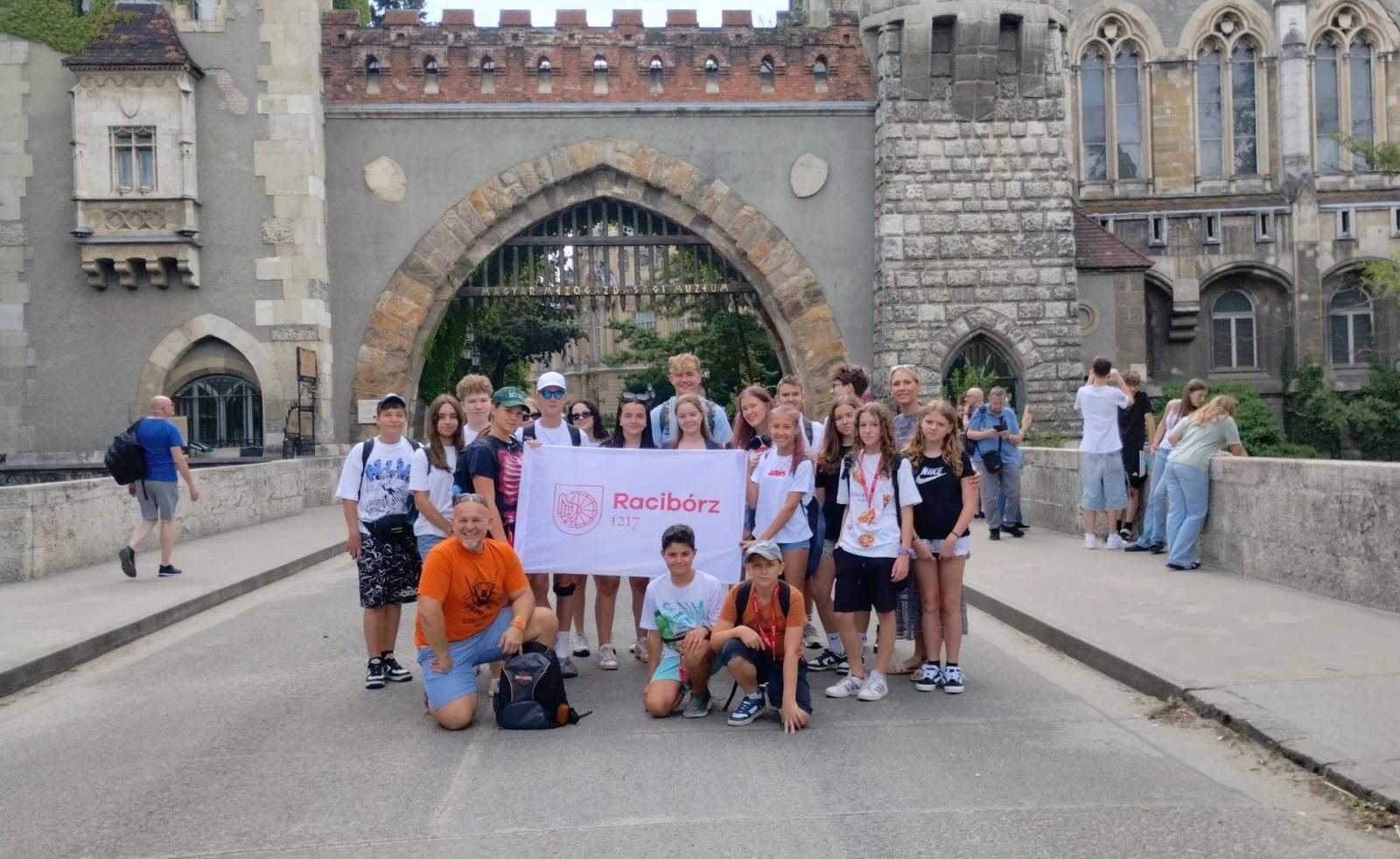 Zdjęcie w galerii na portalu naszraciborz.pl: Raciborska młodzież z wizytą na Węgrzech. Międzynarodowy obóz w Zugló i Soltvadkert wiadomości z regionu